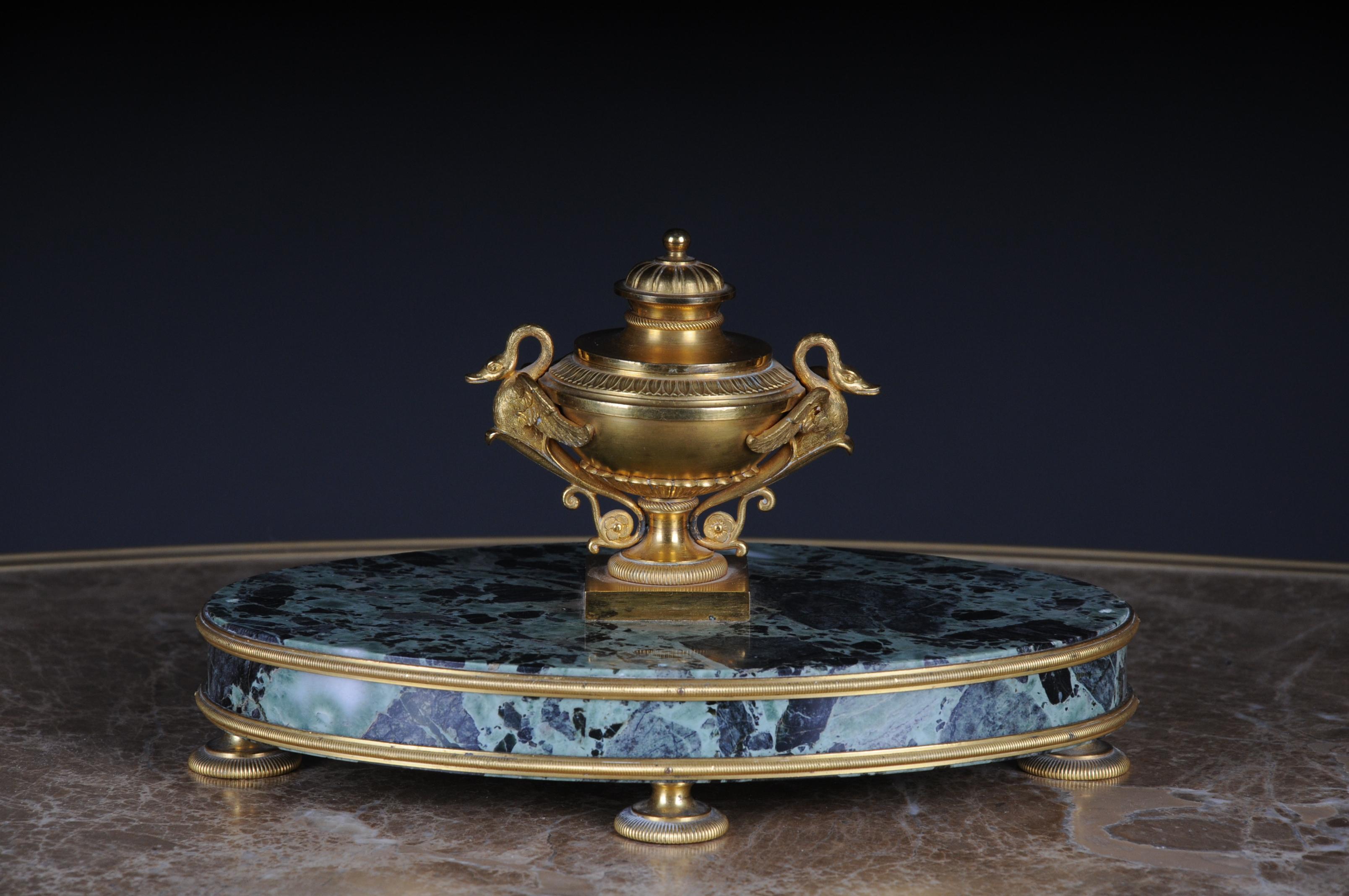 Empire bronze writing set inkwell 19th century fire-gilt
Beautiful Empire inkwell with finely chased and fire-gilt bronze.
Green-black mottled marble plinth.

(T-48).
 