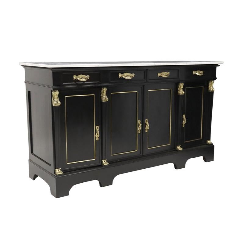 Buffet buffet de style Empire français avec un plateau en marbre.  Fin 19e/début 20e siècle. Le buffet est  équipée de quatre tiroirs, d'une double porte centrale ouvrant sur un intérieur à étagères, flanquée de chaque côté d'un meuble singulier à