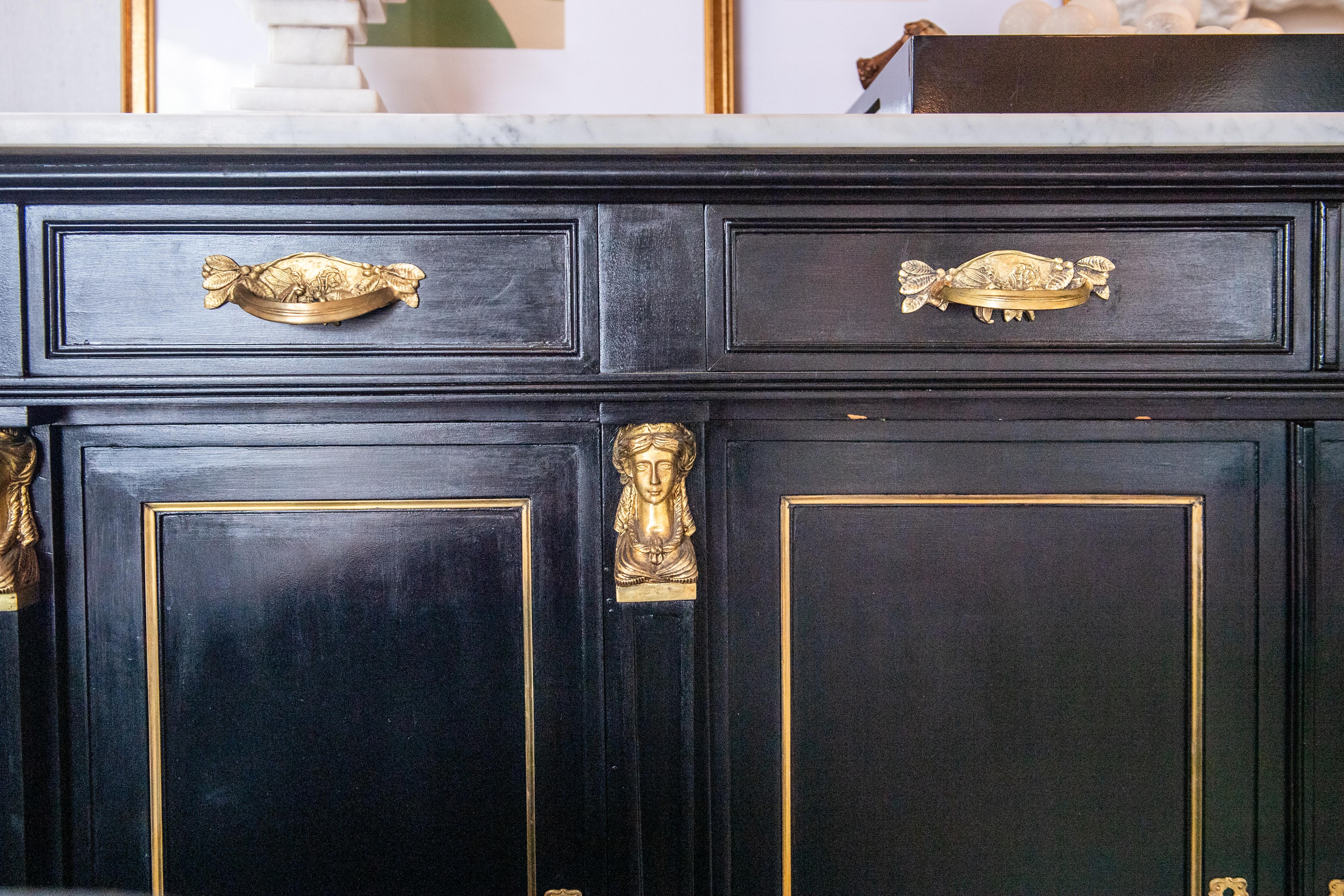 Français Buffet Empire avec dessus en marbre et quincaillerie originale en laiton en vente