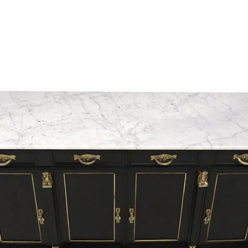 Peint Buffet Empire avec dessus en marbre et quincaillerie originale en laiton en vente