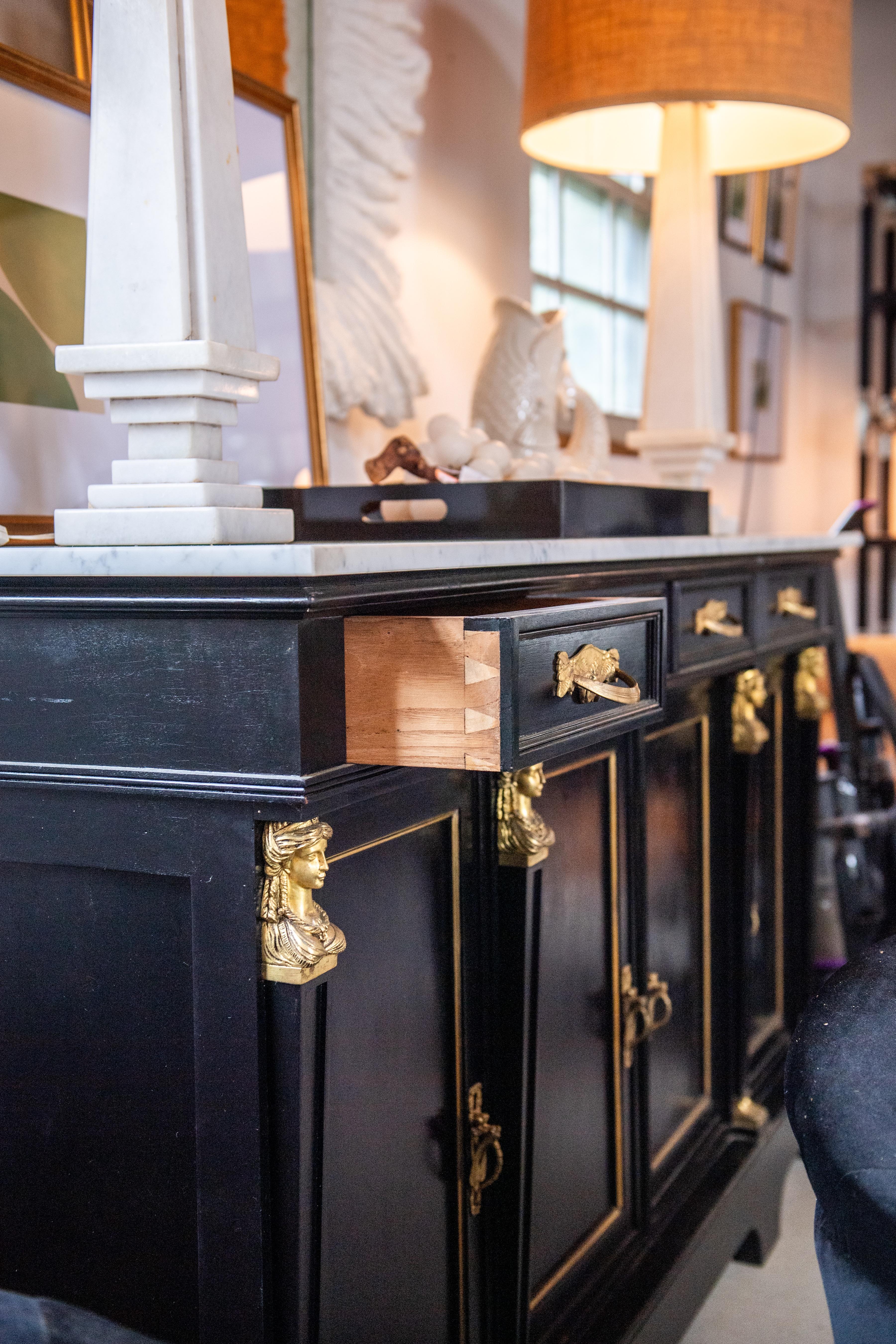 Laiton Buffet Empire avec dessus en marbre et quincaillerie originale en laiton en vente