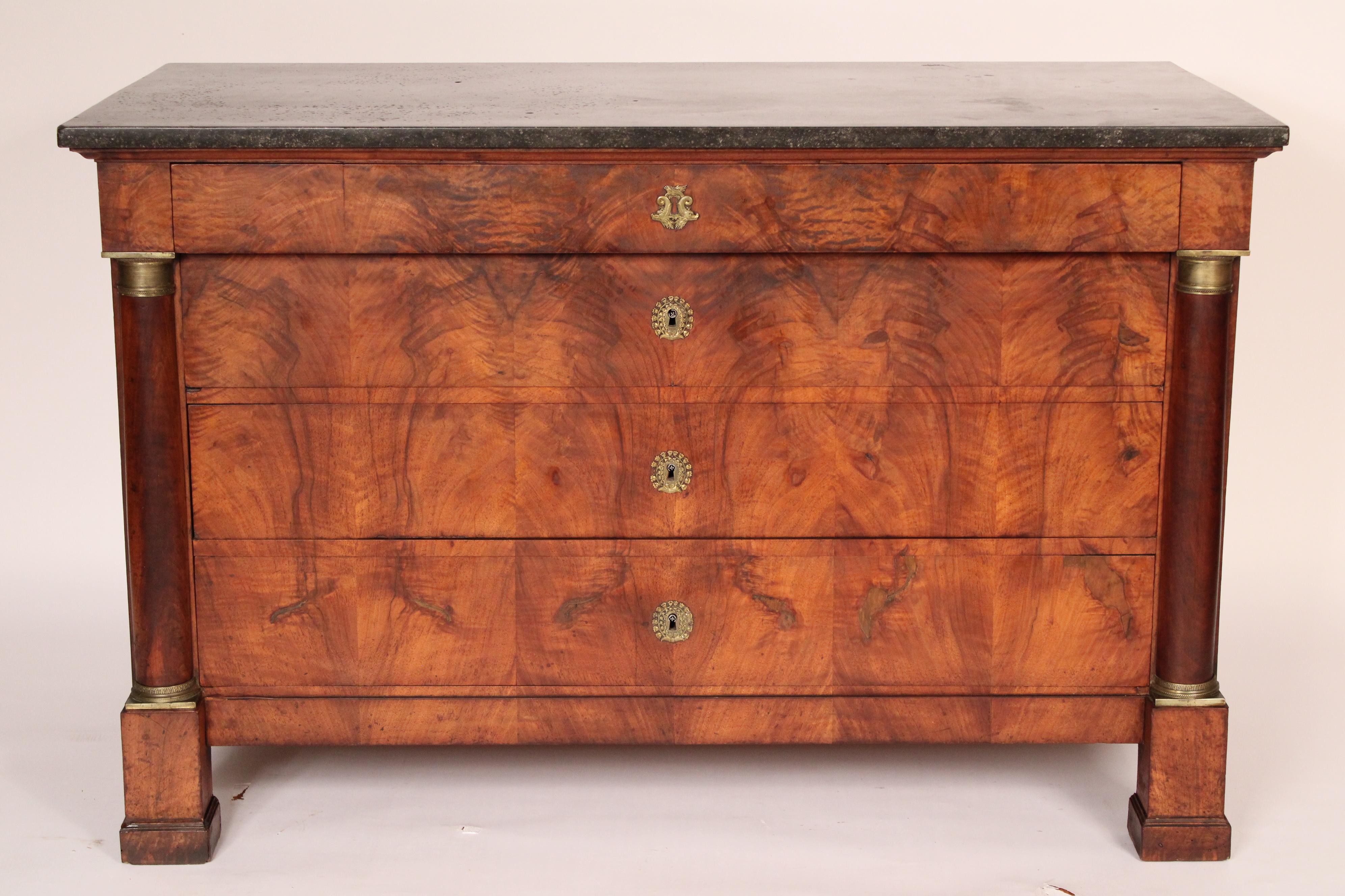 Commode Empire en ronce de noyer avec dessus en marbre, vers 1820. Avec un plateau rectangulaire en marbre, un petit tiroir supérieur en ronce de noyer avec écusson en forme de dauphin (sans serrure), trois tiroirs inférieurs en ronce de noyer
