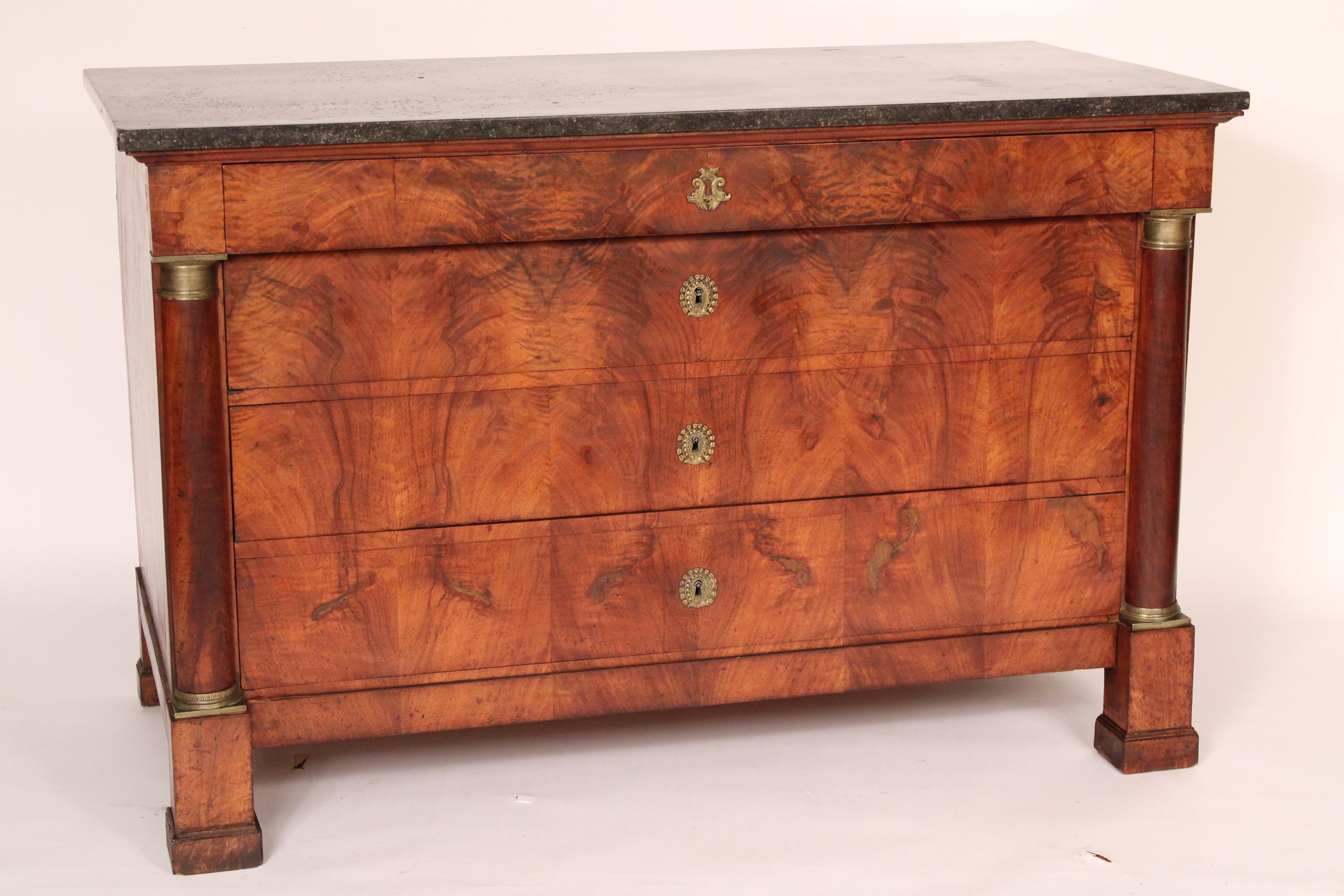 Européen Commode Empire en ronce de noyer avec plateau en marbre en vente