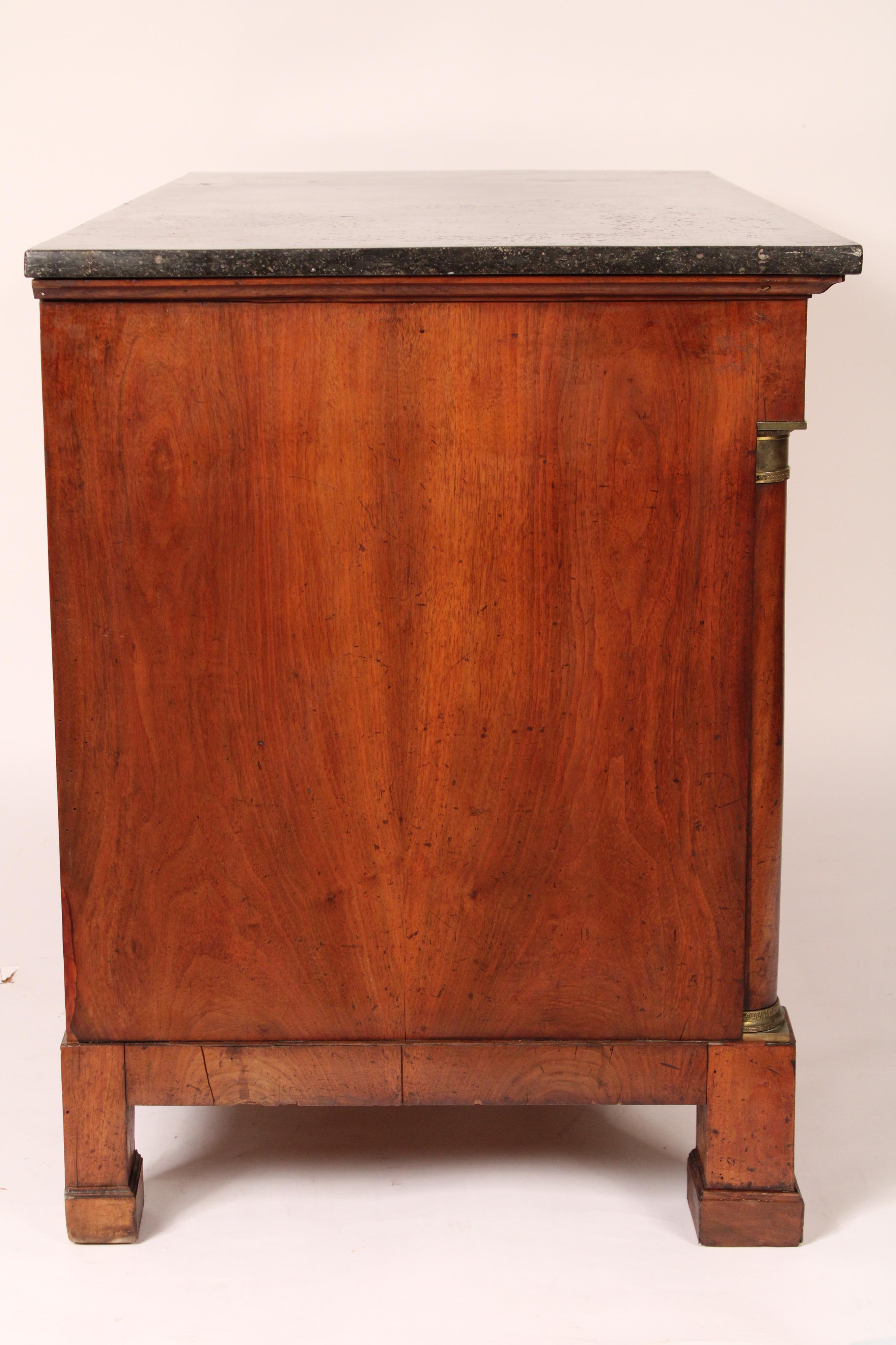 Commode Empire en ronce de noyer avec plateau en marbre Bon état - En vente à Laguna Beach, CA