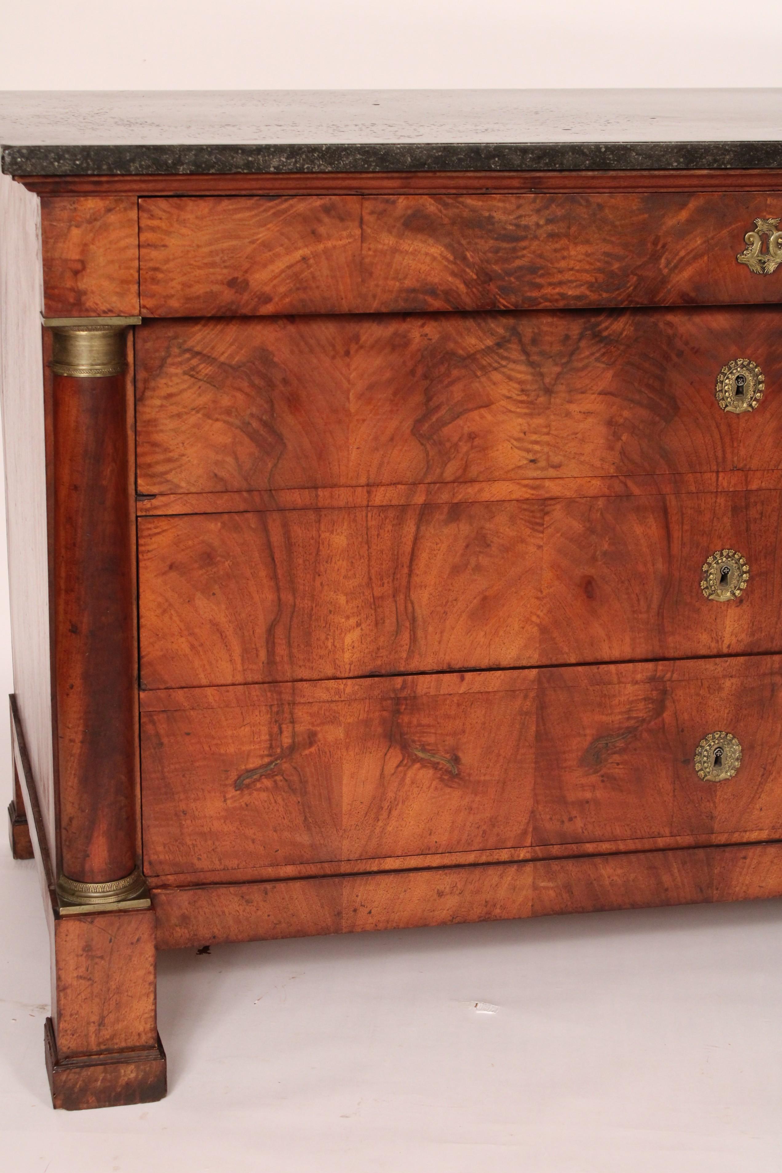 Laiton Commode Empire en ronce de noyer avec plateau en marbre en vente