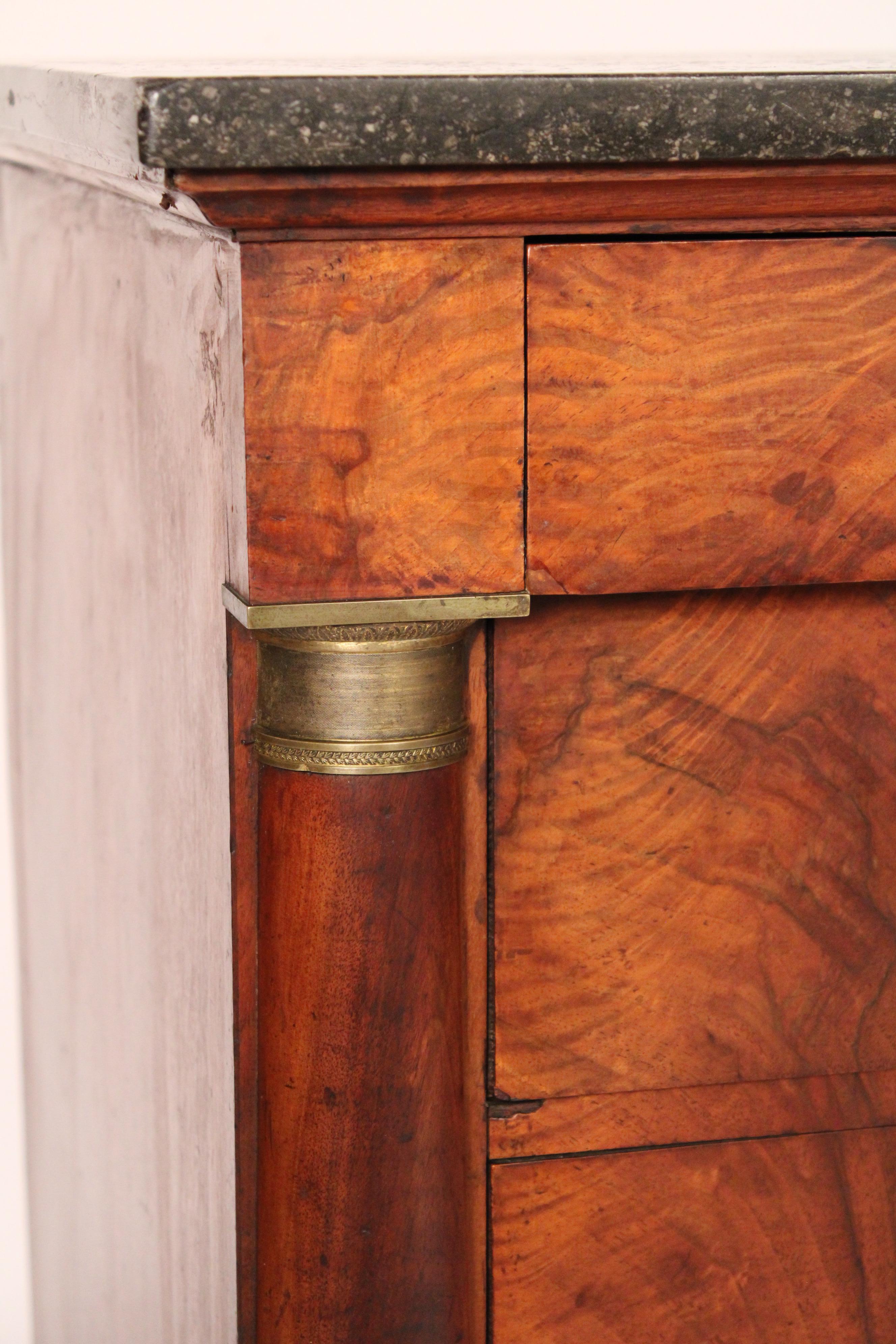Commode Empire en ronce de noyer avec plateau en marbre en vente 1