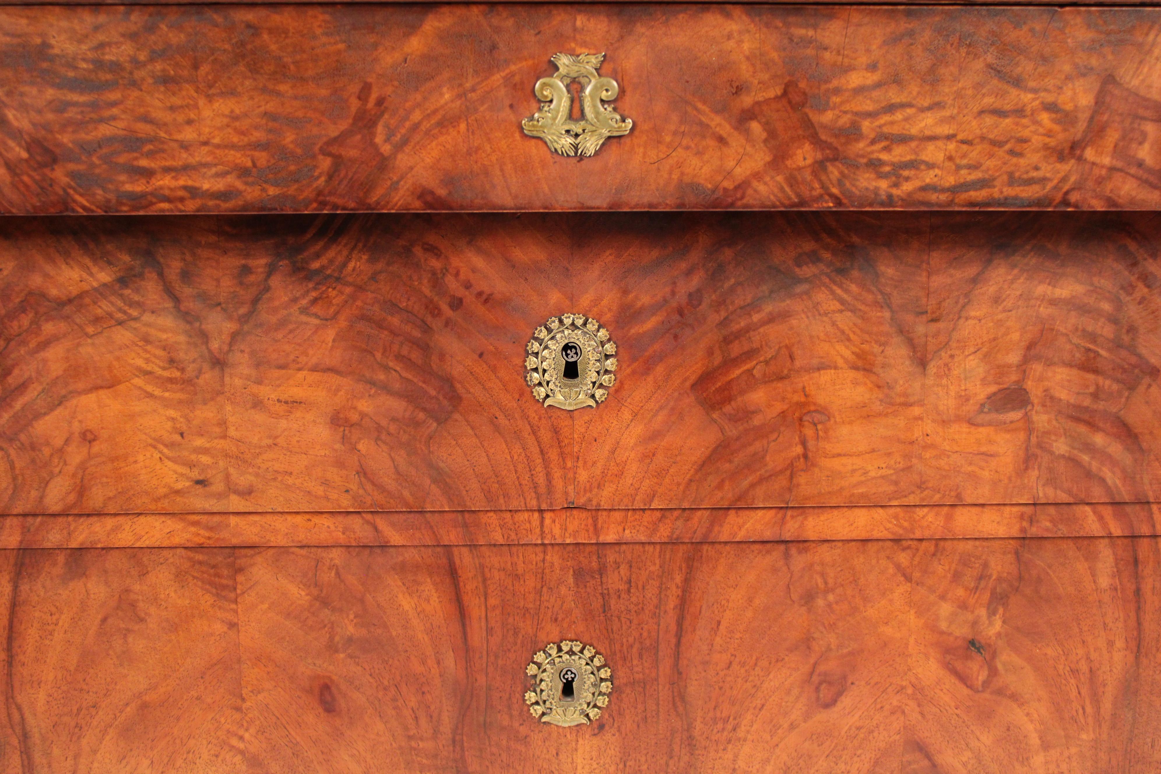 Commode Empire en ronce de noyer avec plateau en marbre en vente 3