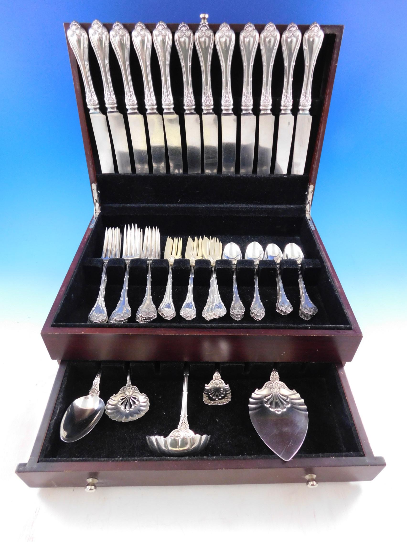 Rare service de couverts en argent sterling Empire par Whiting, circa 1892 - 53 pièces. Cet ensemble comprend :

12 grands couteaux de banquet, 10 5/8