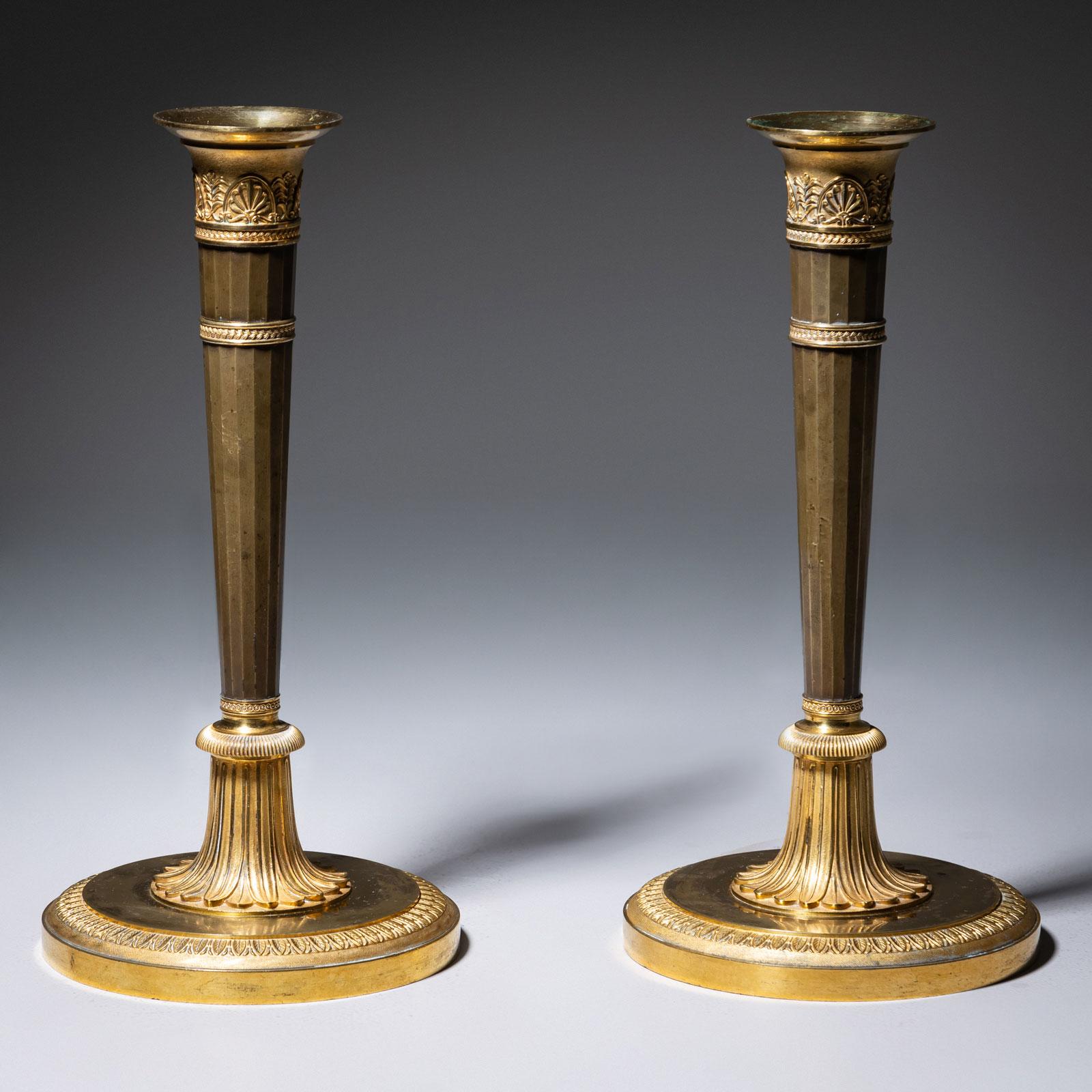 Empire-Kerzenständer, frühes 19. Jahrhundert (Bronze) im Angebot