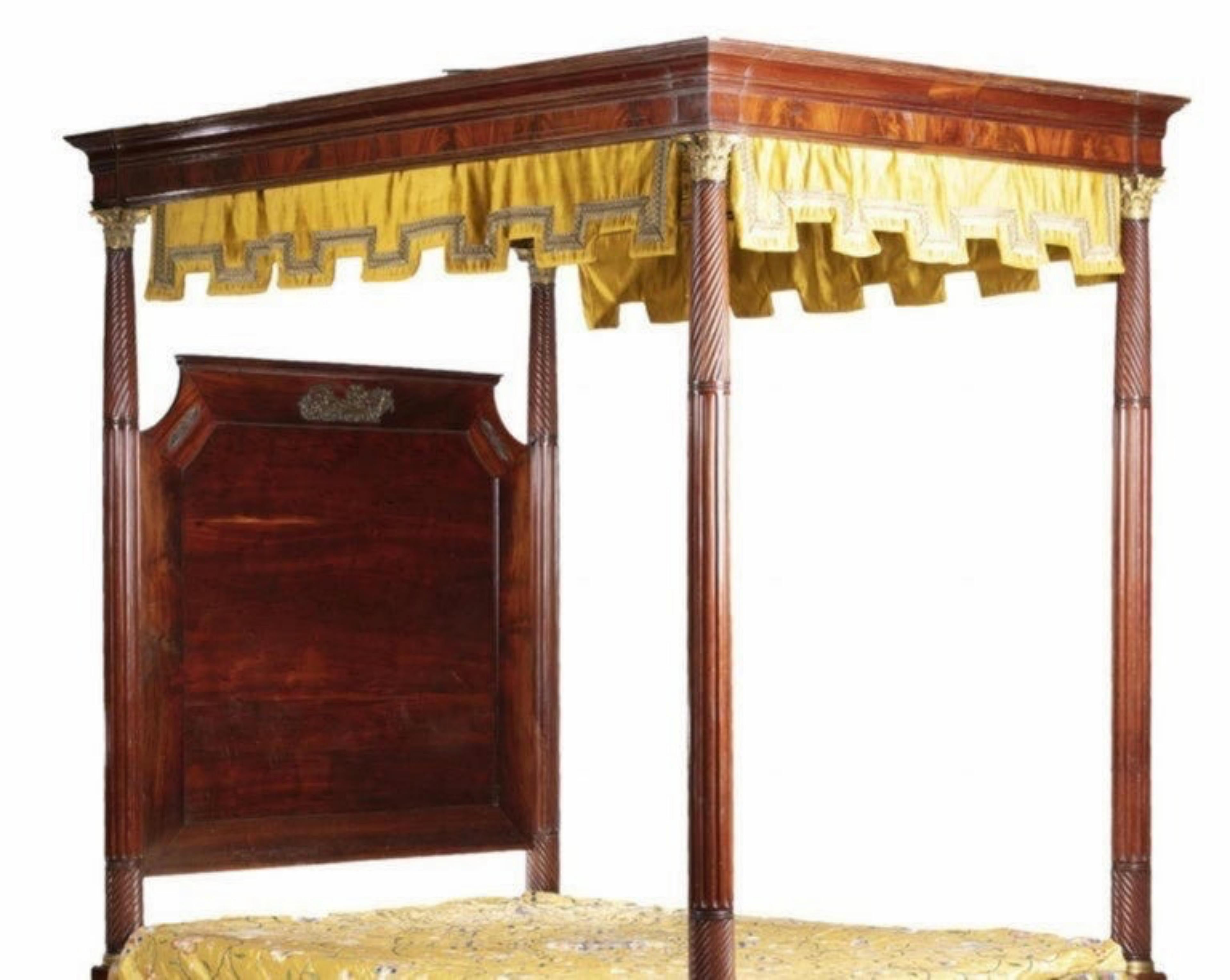Empire Canopy bed
France
Napoleon III
From the 19th Century,
In mahogany wood with appliqués in gilded bronze and classical figures. 
Fluted columns with Corinthian capitals. 
Ceiling lined with green velvet. 
Dimensions.: 256 x 221 x 157