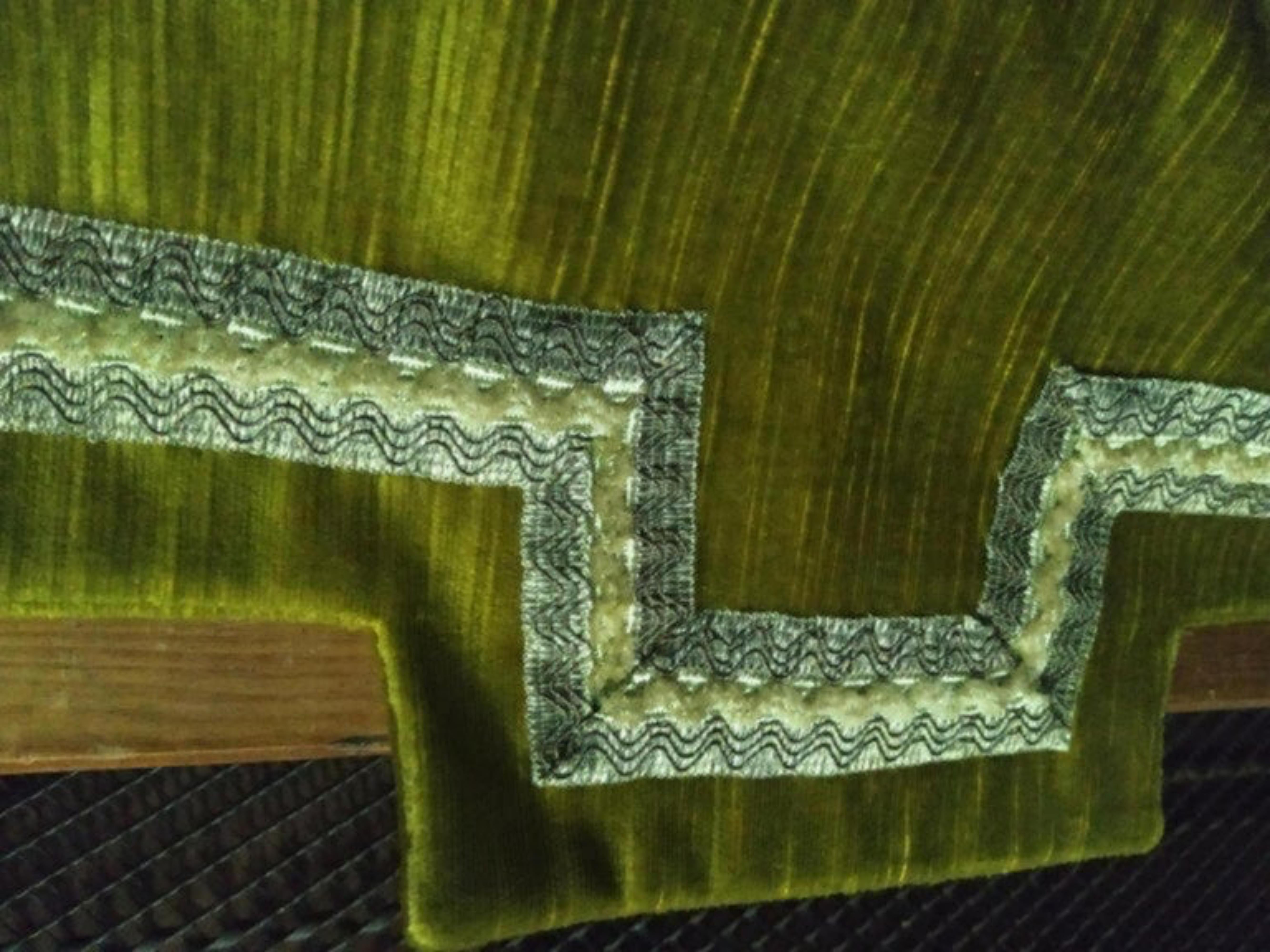 Empire Canopy bed
France
Napoleon III
From the 19th Century,
In mahogany wood with appliqués in gilded bronze and classical figures. 
Fluted columns with Corinthian capitals. 
Ceiling lined with green velvet. 
Dimensions.: 256 x 221 x 157