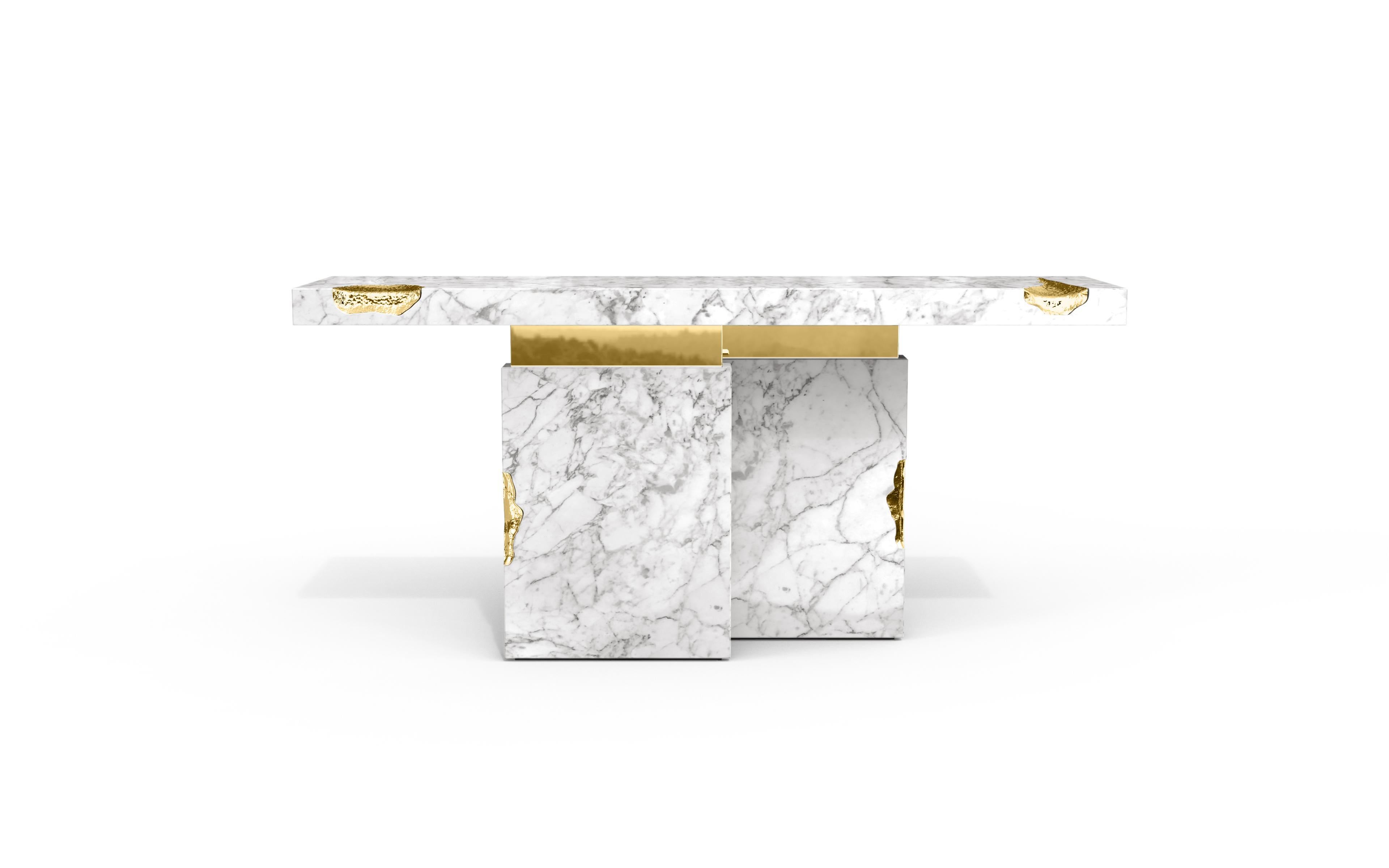 L'Empire est une sublime console construite en marbre avec des détails en laiton poli. Ses fissures sont sculptées à la main et insérées dans des feuilles de laiton poli, qui sont martelées à la main pour une finition unique. Conçue pour faire