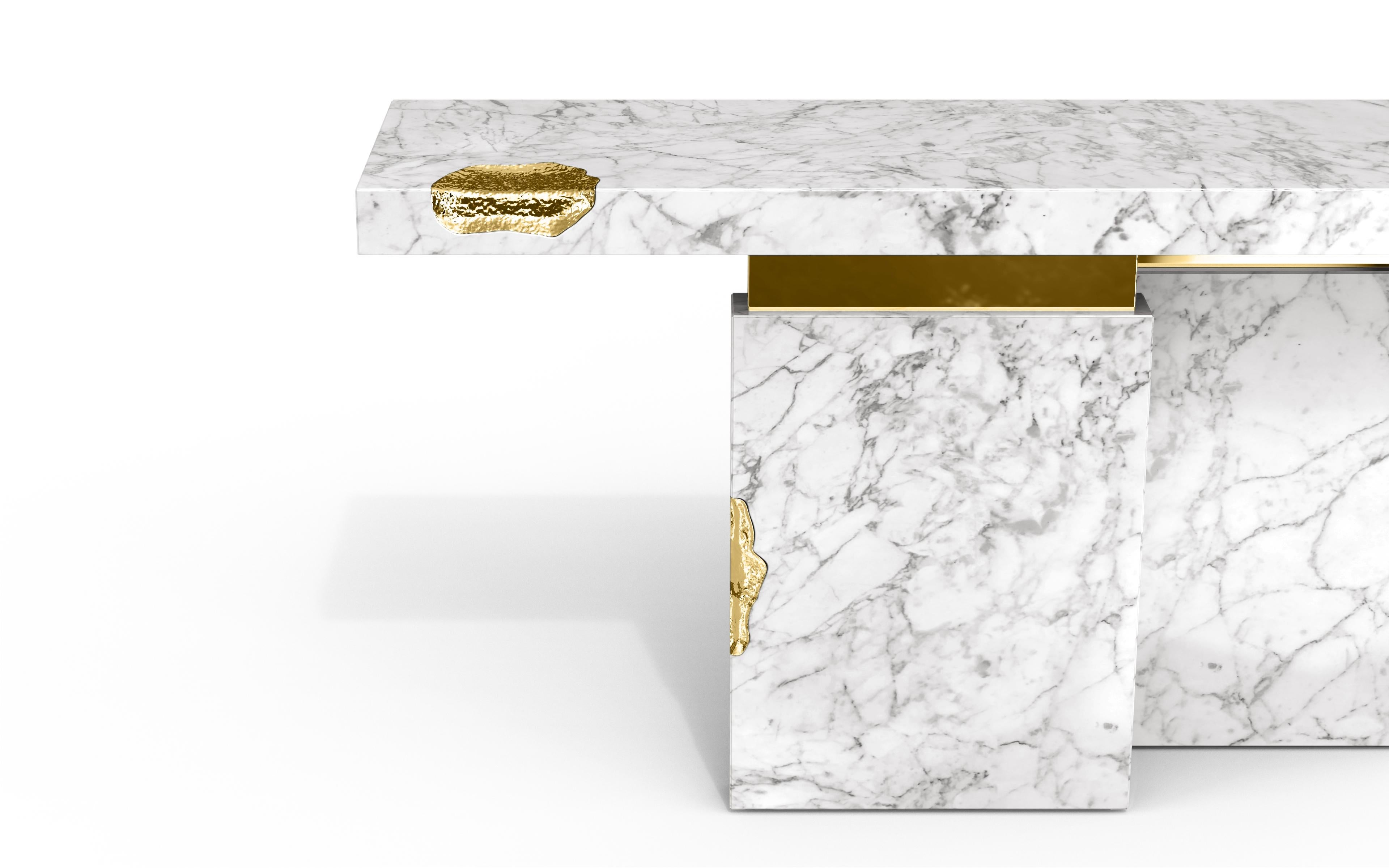 Portugais Console Empire Carrara faite à la main en marbre tourné et laiton - Boca do Lobo en vente
