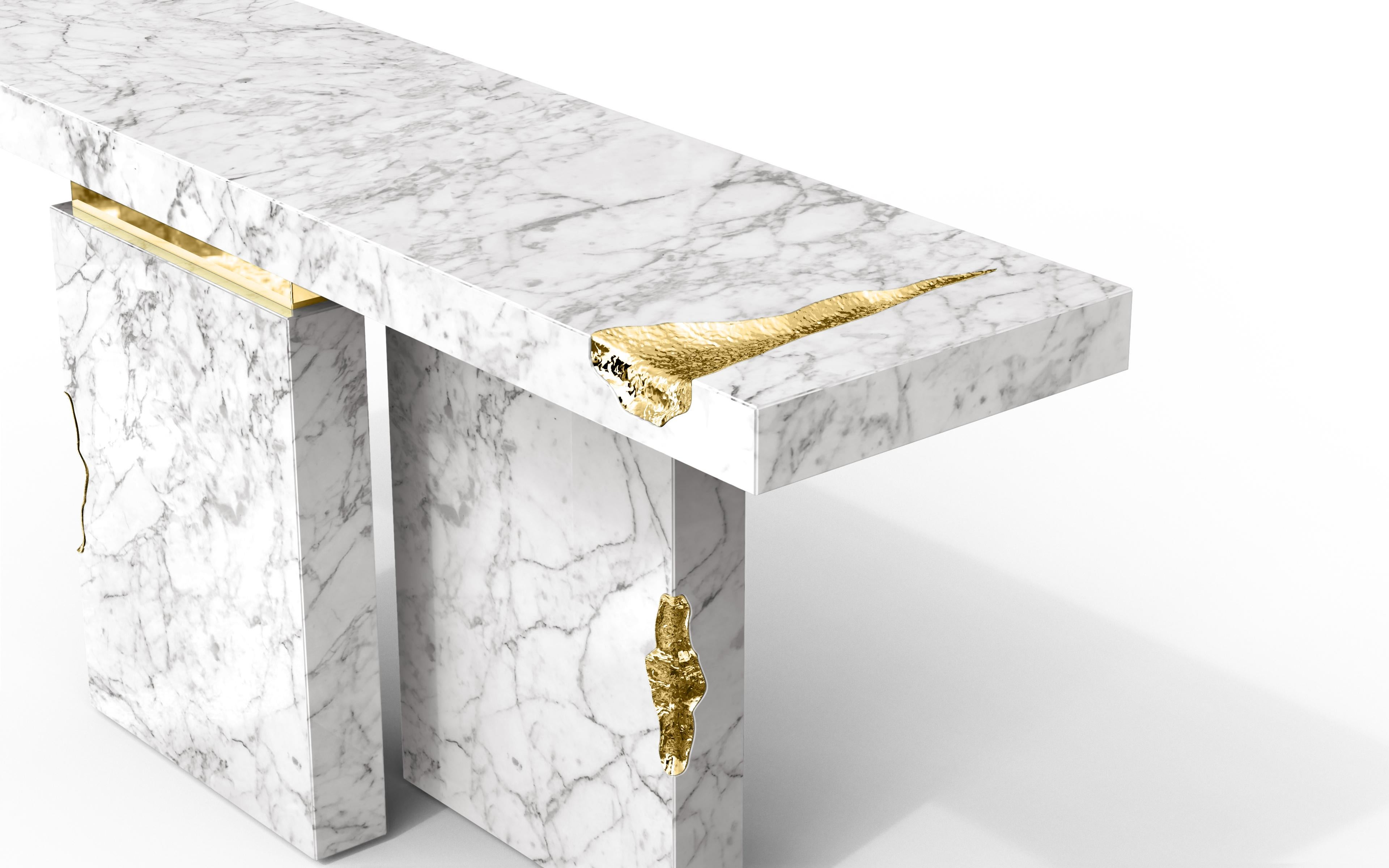 Sculpté à la main Console Empire Carrara faite à la main en marbre tourné et laiton - Boca do Lobo en vente