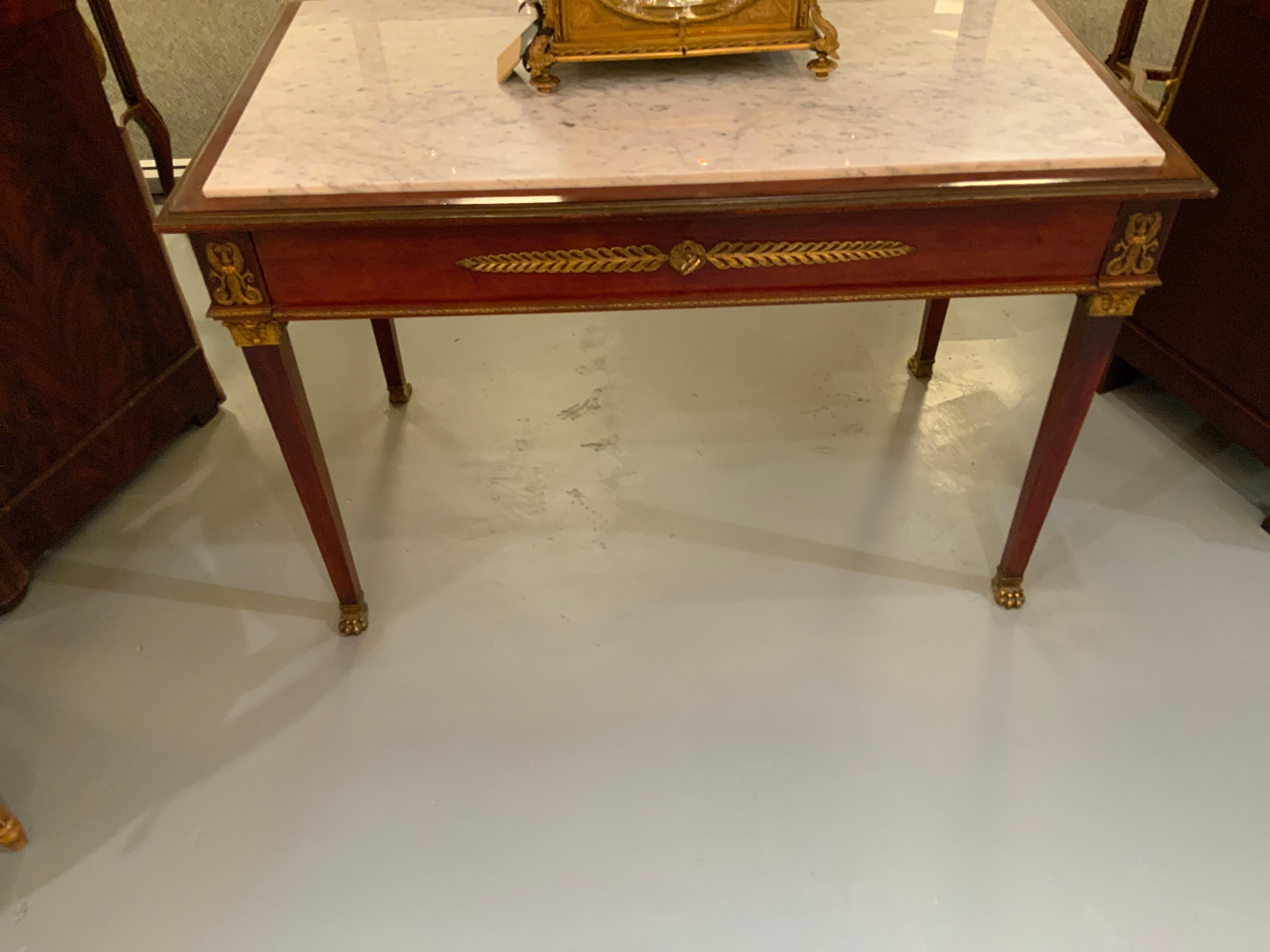 Empire Center Tisch/Schreibtisch  In Mahagoni mit Bronzebeschlägen, weißer Marmorplatte im Angebot 5