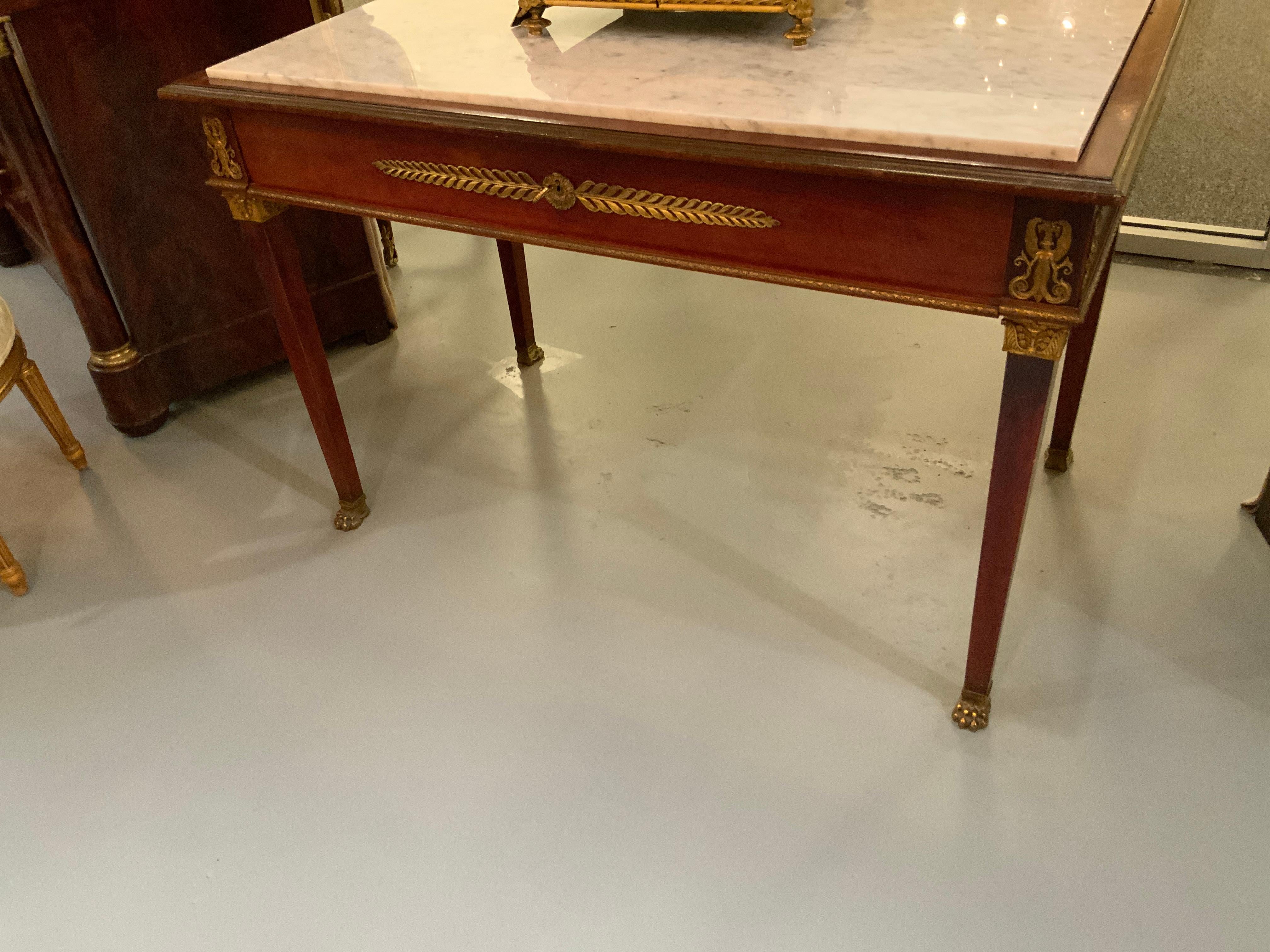Empire Center Tisch/Schreibtisch  In Mahagoni mit Bronzebeschlägen, weißer Marmorplatte im Angebot 6