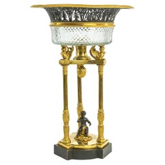 Centre de table Empire avec décor de putto, bronze et verre, début du 19ème siècle