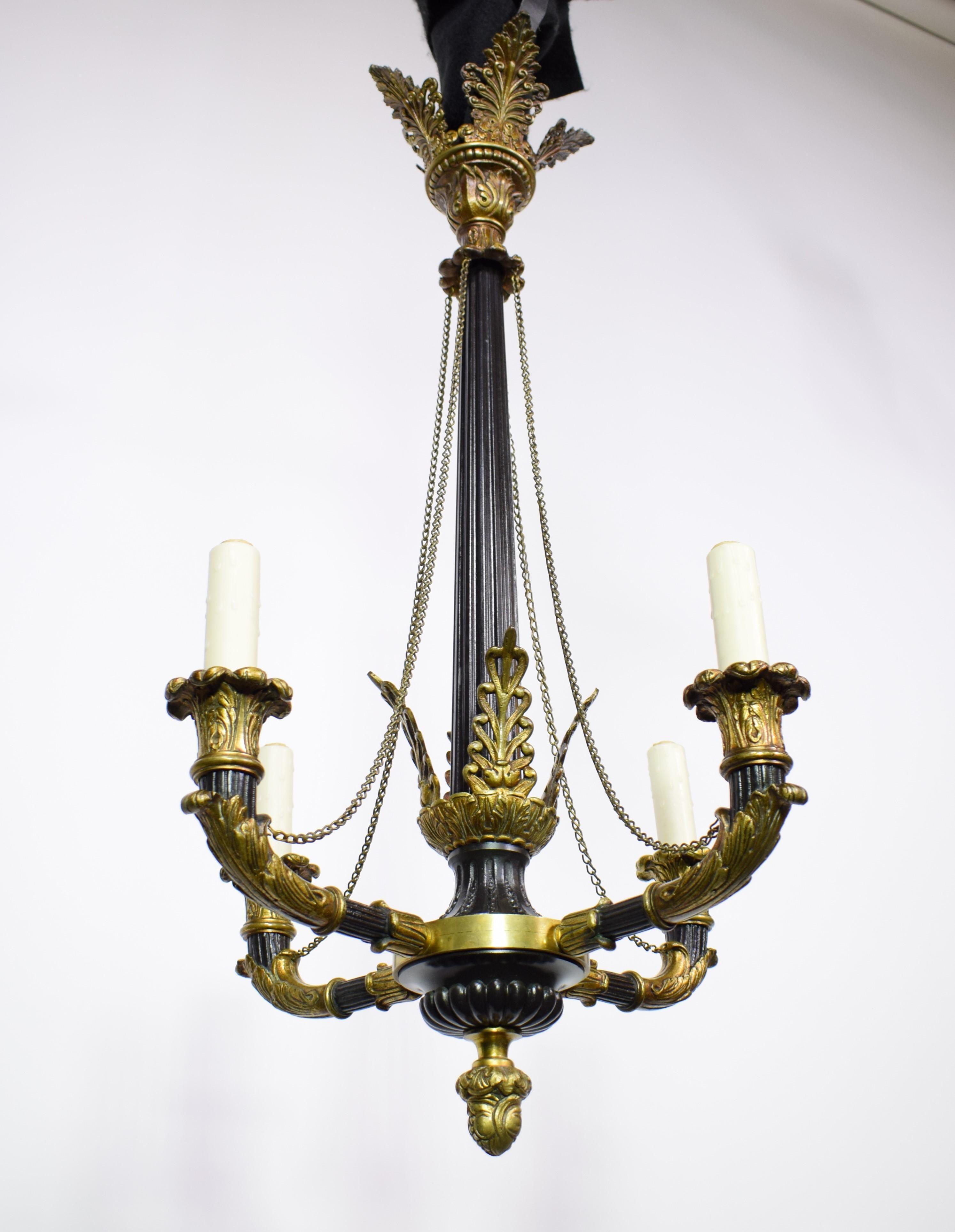 Ein sehr schöner Kronleuchter im Empire-Stil. Vergoldete und emaillierte Bronze. 
Frankreich, um 1910. 4-Licht
Abmessungen: Höhe 34