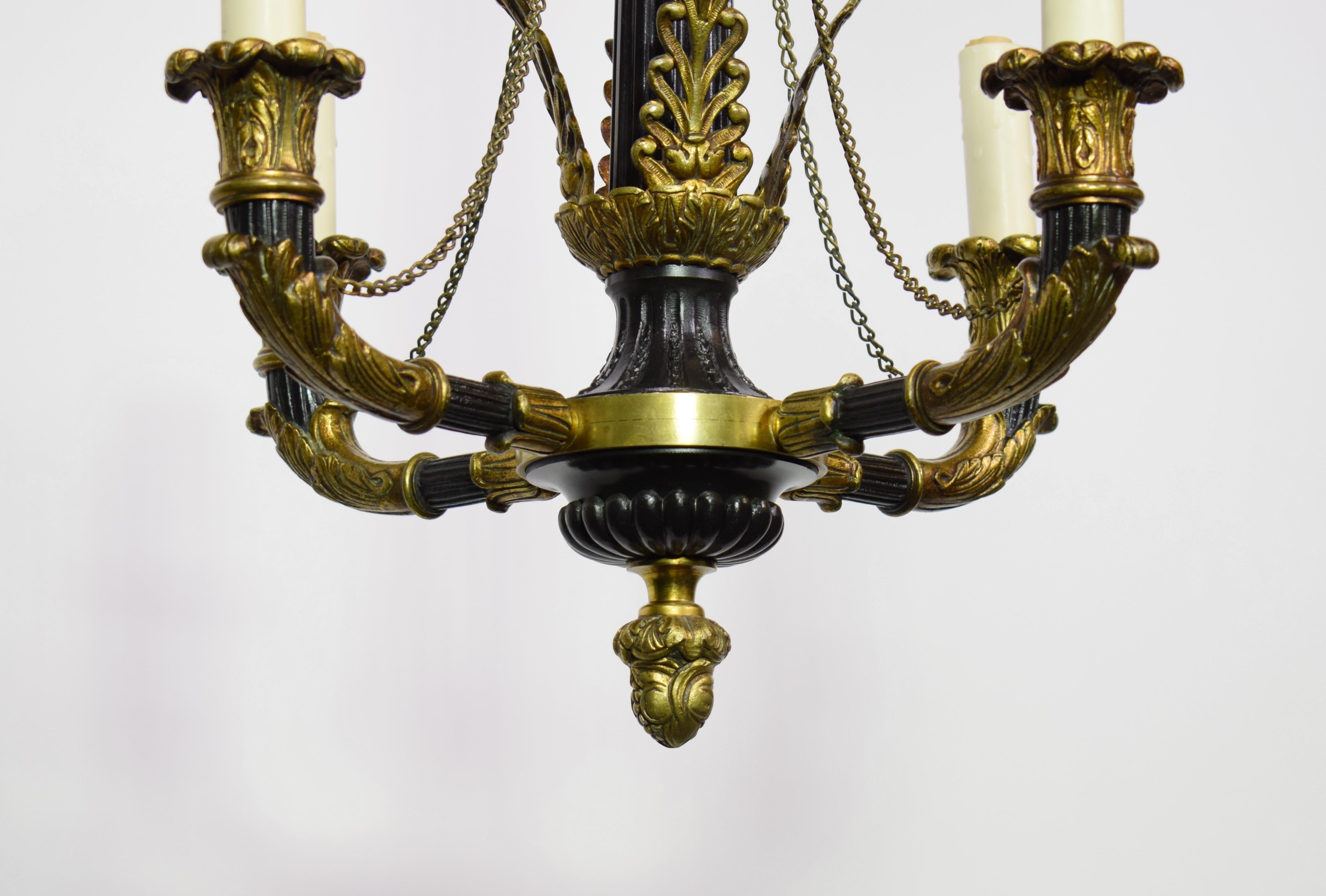 Ein sehr feiner vergoldeter und emaillierter Bronze-Kronleuchter im Empire-Stil (Französisch) im Angebot