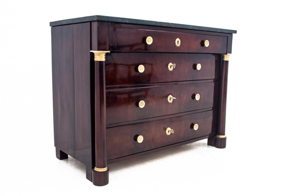 The antique Empire chest of drawers imported from France dates from around 1880.

Furniture in very good condition, after professional renovation. High-gloss lacquer finish.

Dimensions: height 90 cm / width 118 cm / depth 59 cm.
