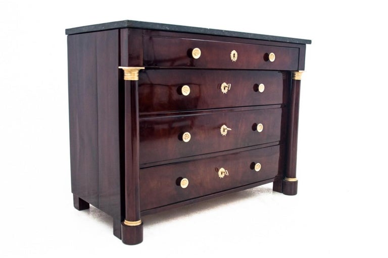 The antique Empire chest of drawers imported from France dates from around 1880.

Furniture in very good condition, after professional renovation. High-gloss lacquer finish.

Dimensions: height 90 cm / width 118 cm / depth 59 cm.
