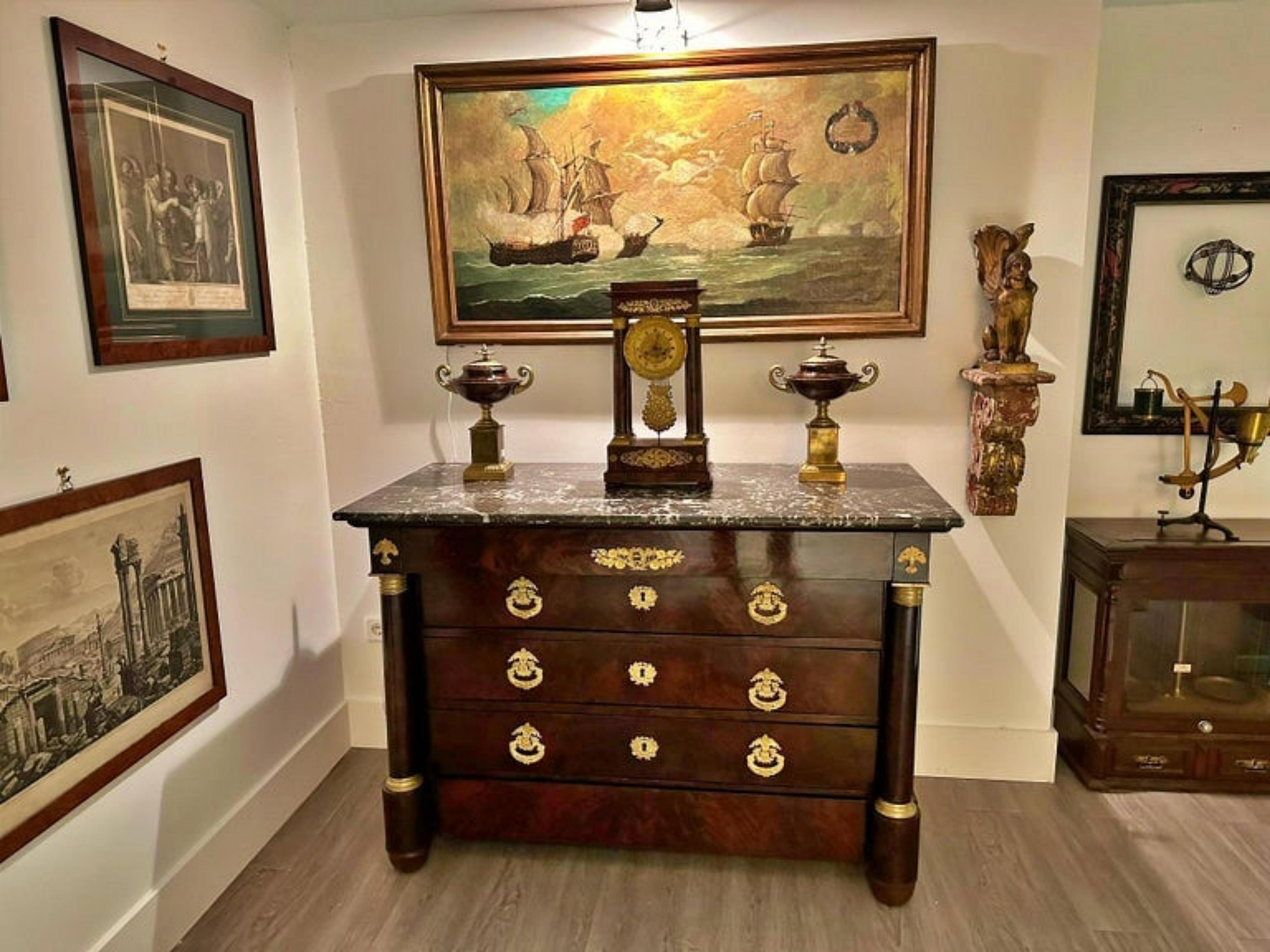 Empire chest of drawers in mahogany veneer, 19th century

Three drawers plus one under the gray marble top, columns on the uprights with gilt bronze capitals,

cm 129x61,5x89

condiciones originales, restored