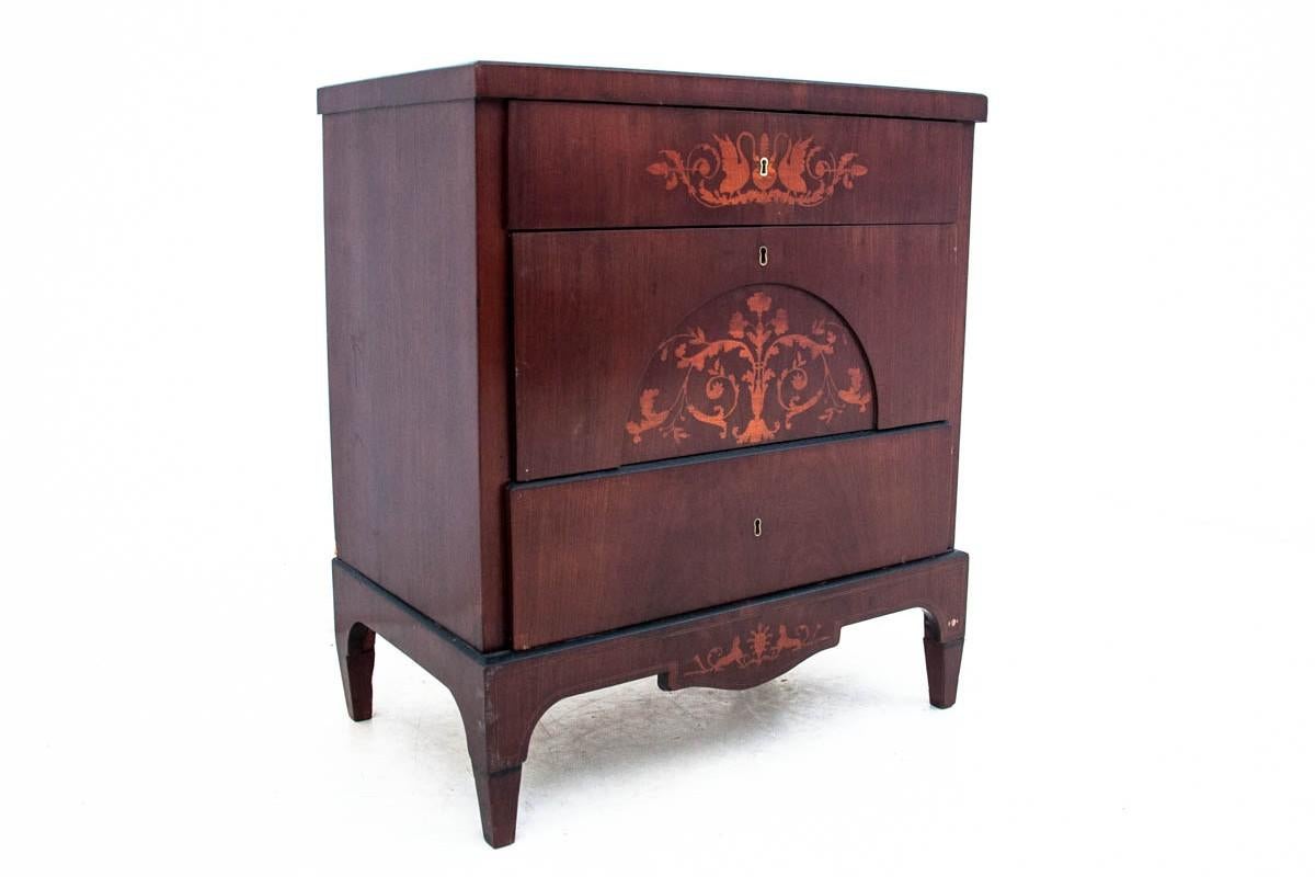 Empire chest of drawers, Northern Europe, circa 1870.
Very good condition.
Wood: mahogany
Dimensions: Height 85.5 cm, width 74.5 cm, depth 45.5 cm.