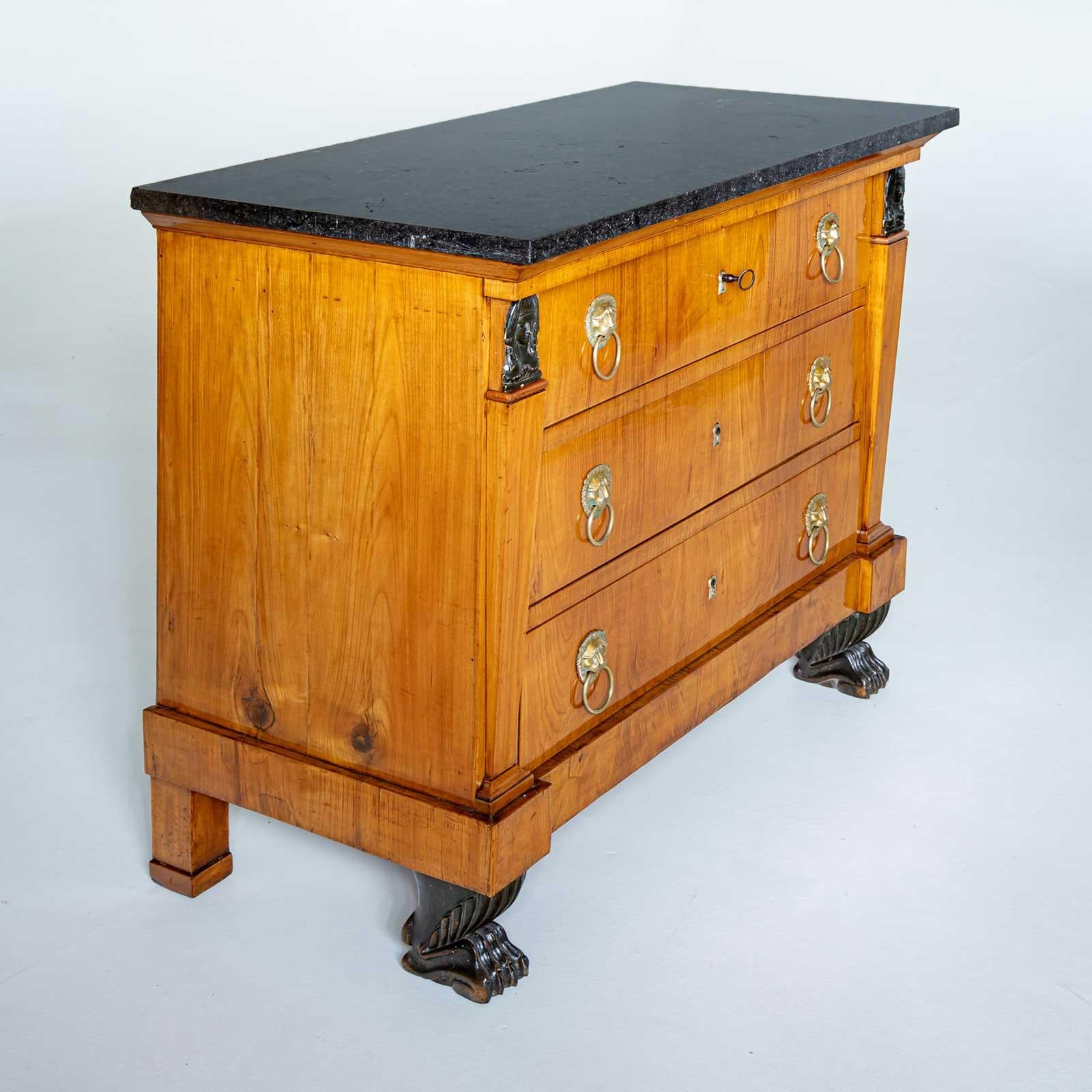 Cómoda Imperio con tapa de granito, Francia, principios del siglo XIX Latón en venta