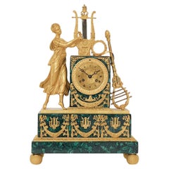 A de reloj de chimenea en el estilo de Imperio, el siglo 19.