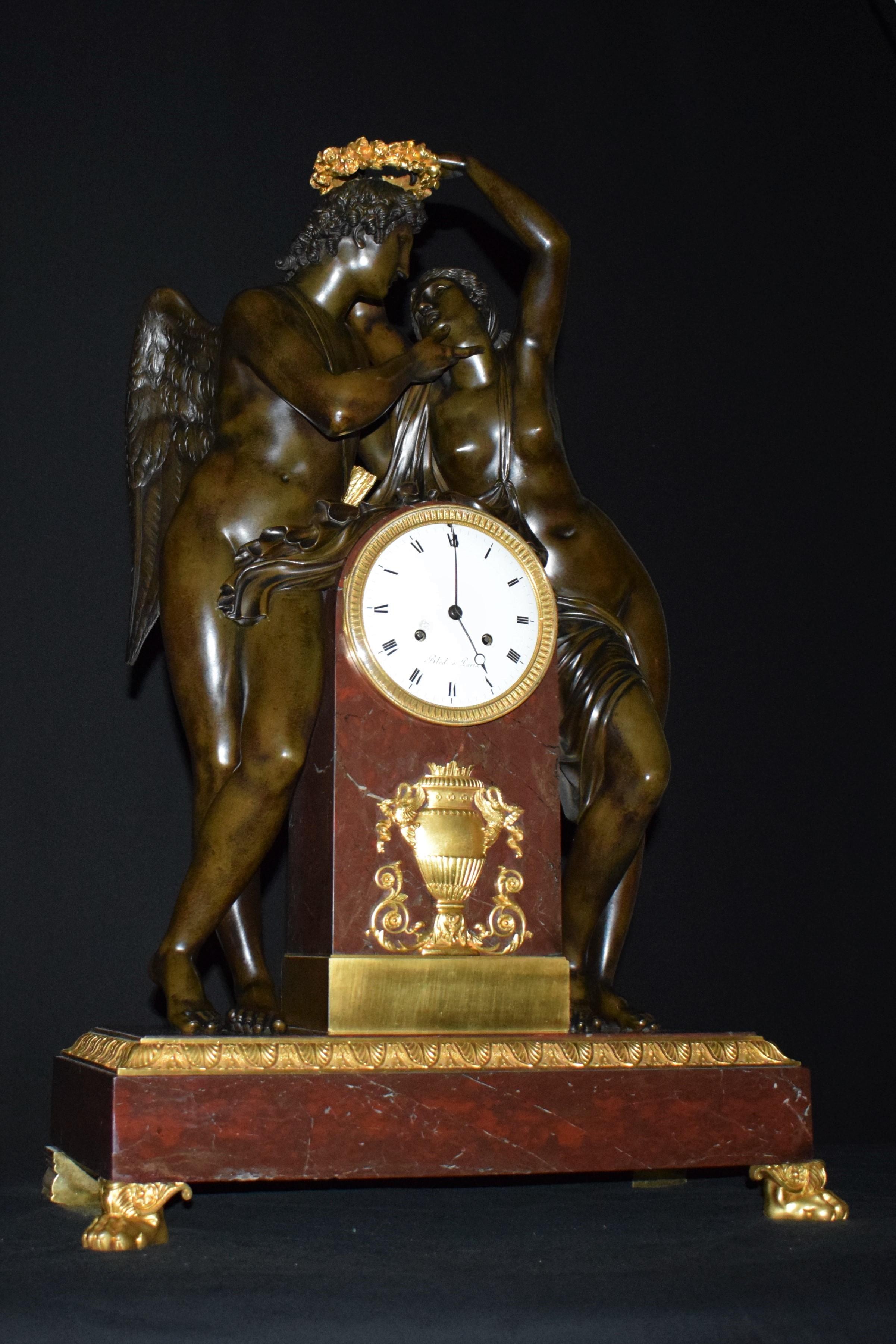 Superbe horloge Empire en bronze patiné et doré. Marbre rouge griotte.
Signé a saigné un Paris. Suspension par fil de soie. France, vers 1804
Dimensions : Hauteur 32