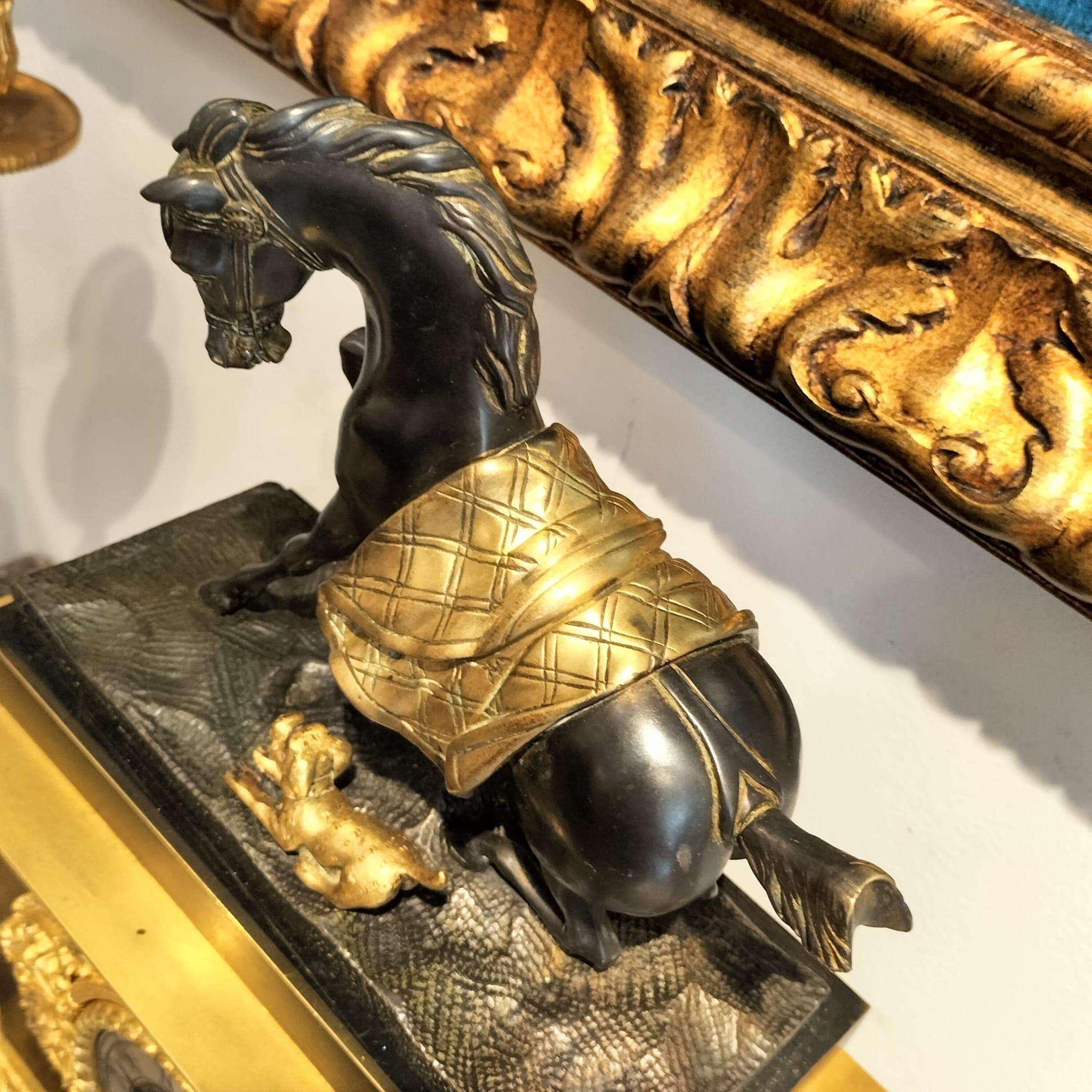 Empire Clock in representing a Horse and a Dog in Gilt Bronze, 19th Century In Good Condition For Sale In NICE, FR