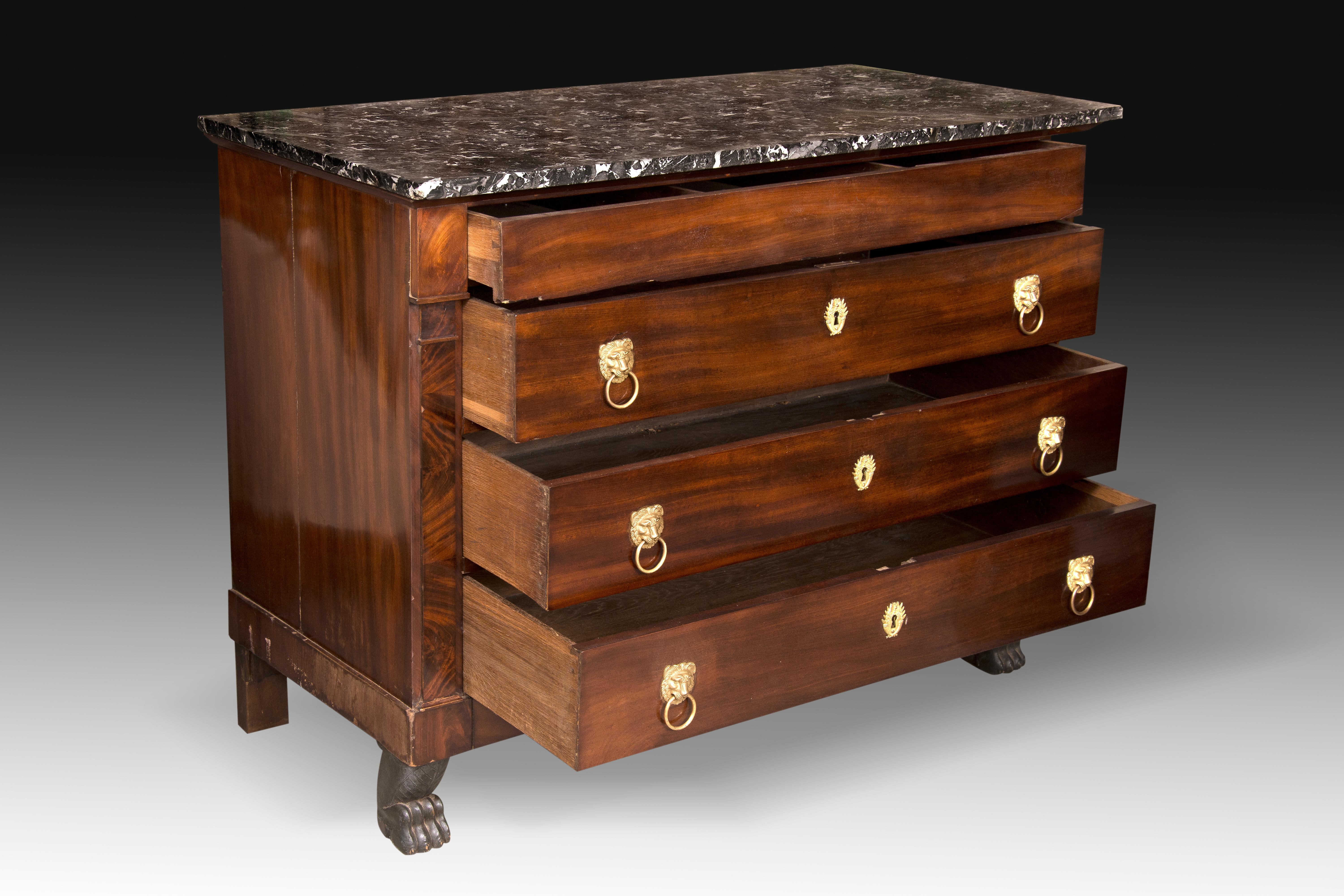 Empire commode. Mahogany, oak, ormolu bronze, Saint Anne marble. France, 19th century.
Rectangular chest of drawers with top board in Sainte Anne marble, made of carved mahogany and oak, with three drawers at the front, decorated on the front with
