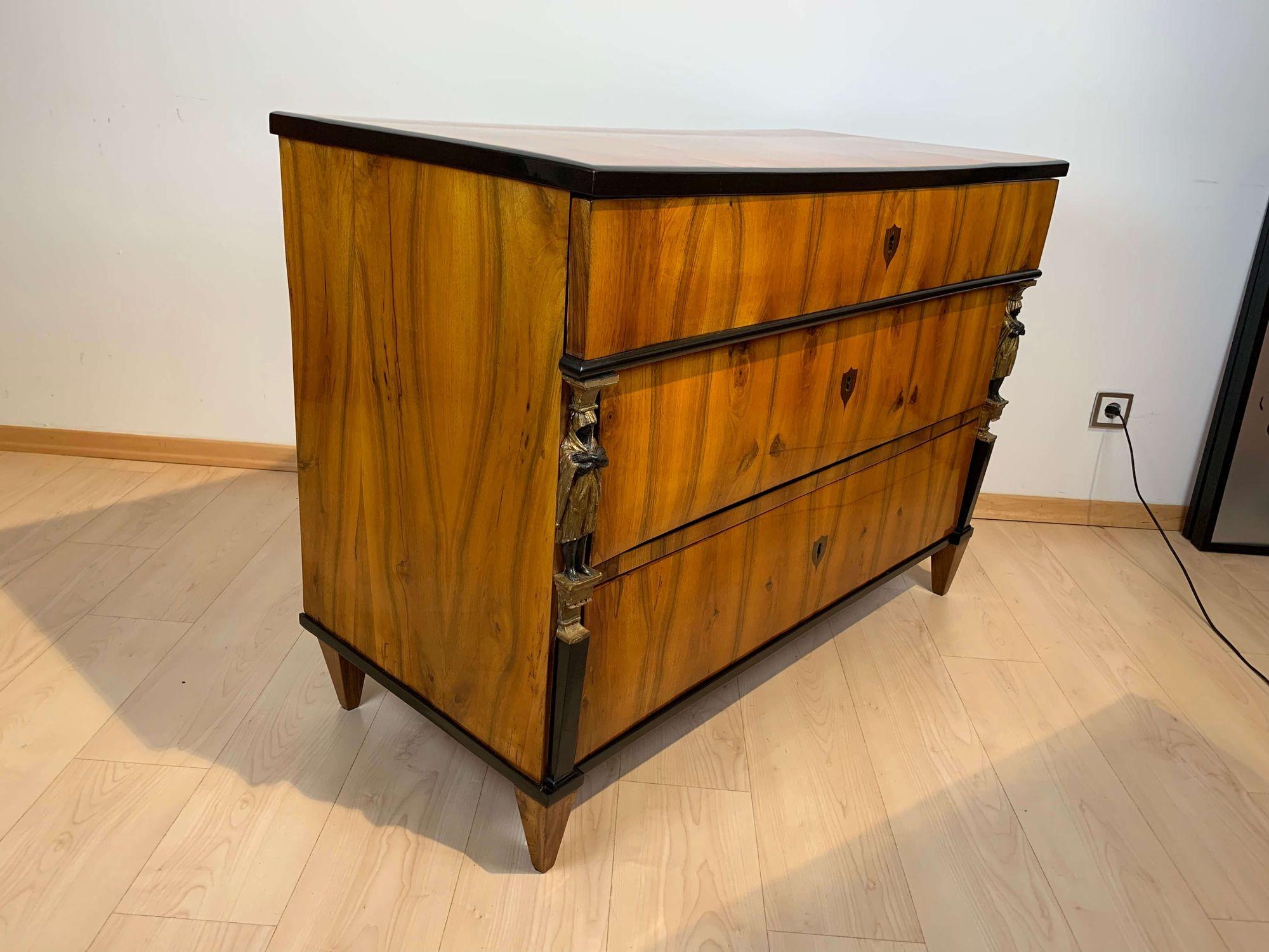 Empire Commode, Walnut Veneered with Caryatids, Austria, Vienna circa 1810/15 In Good Condition For Sale In Regensburg, DE
