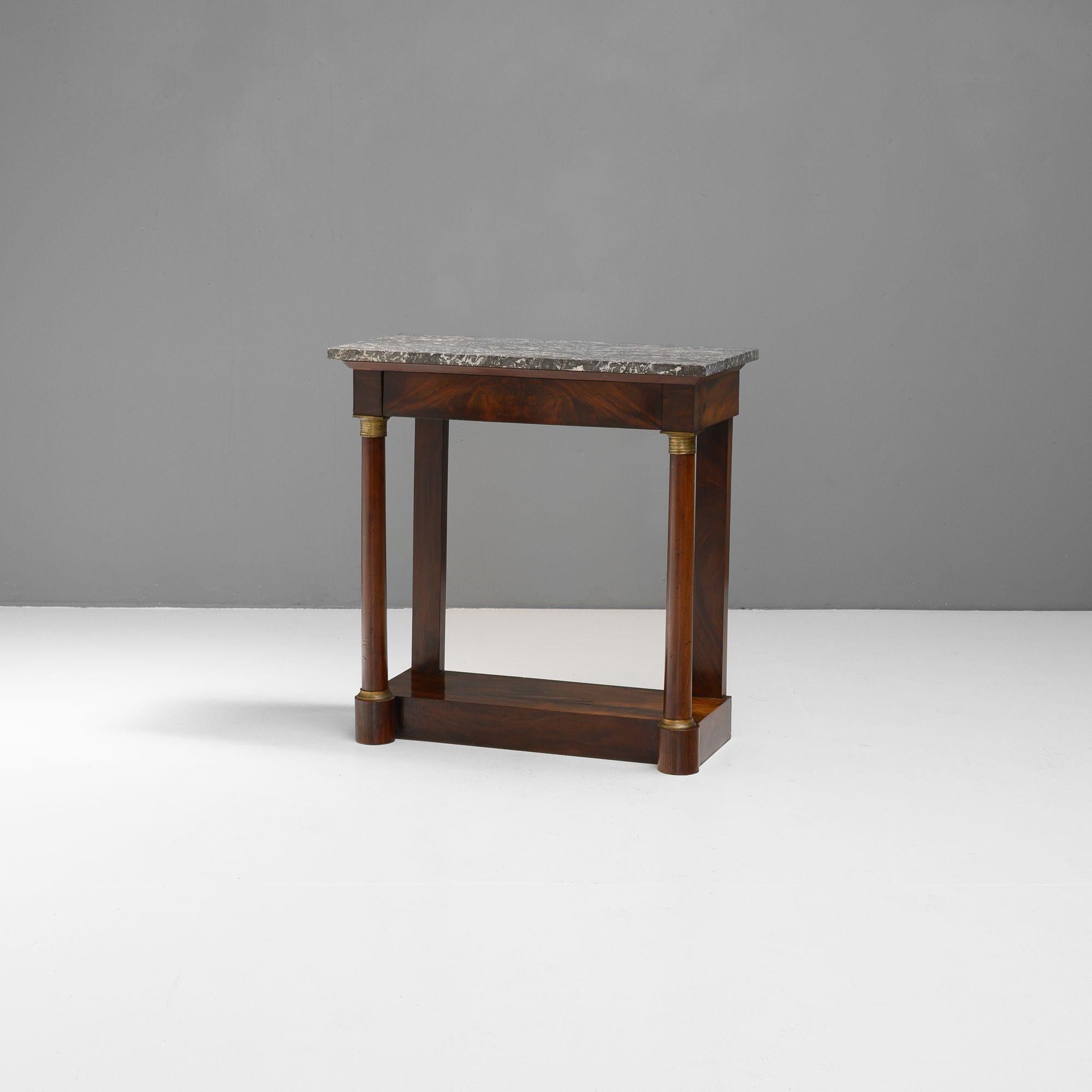 Console de style Empire en acajou français avec plateau en marbre d'origine.
Circa 1870.
H 86cm x L 82cm x P 39cm