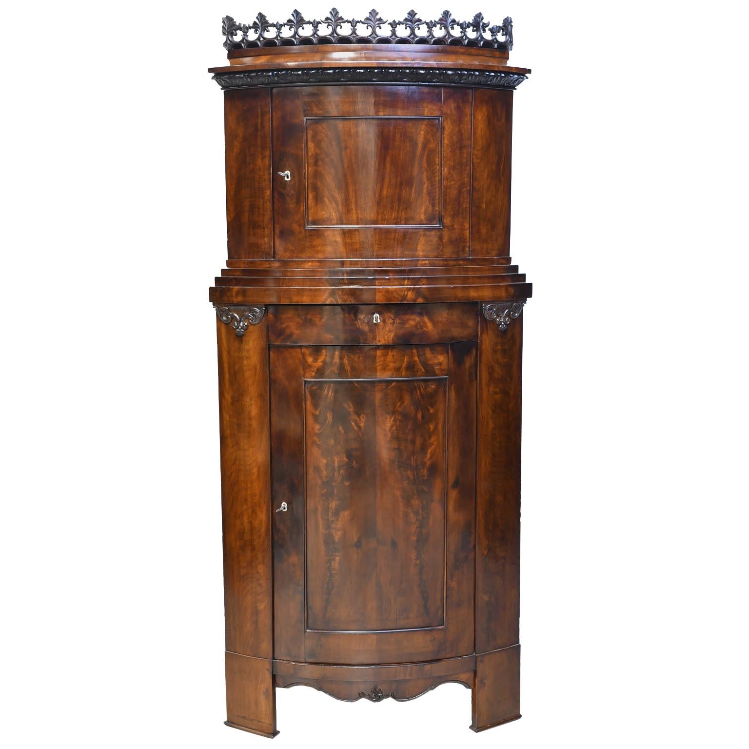 Empire Corner Cabinet or Cupboard in West Indies Mahogany, circa 1800 For Sale 1