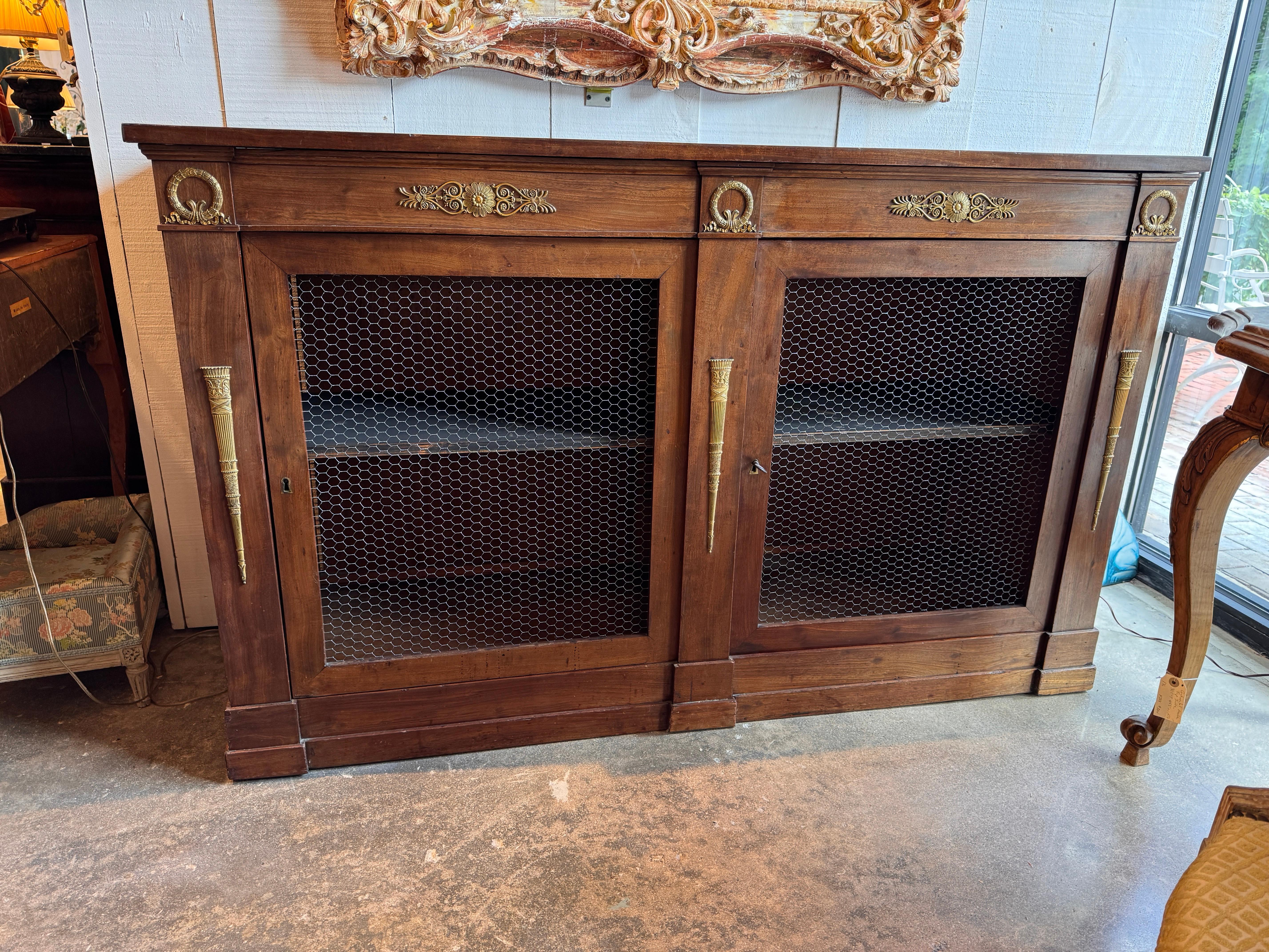 Francese Credenza Impero con montature in bronzo dorato in vendita