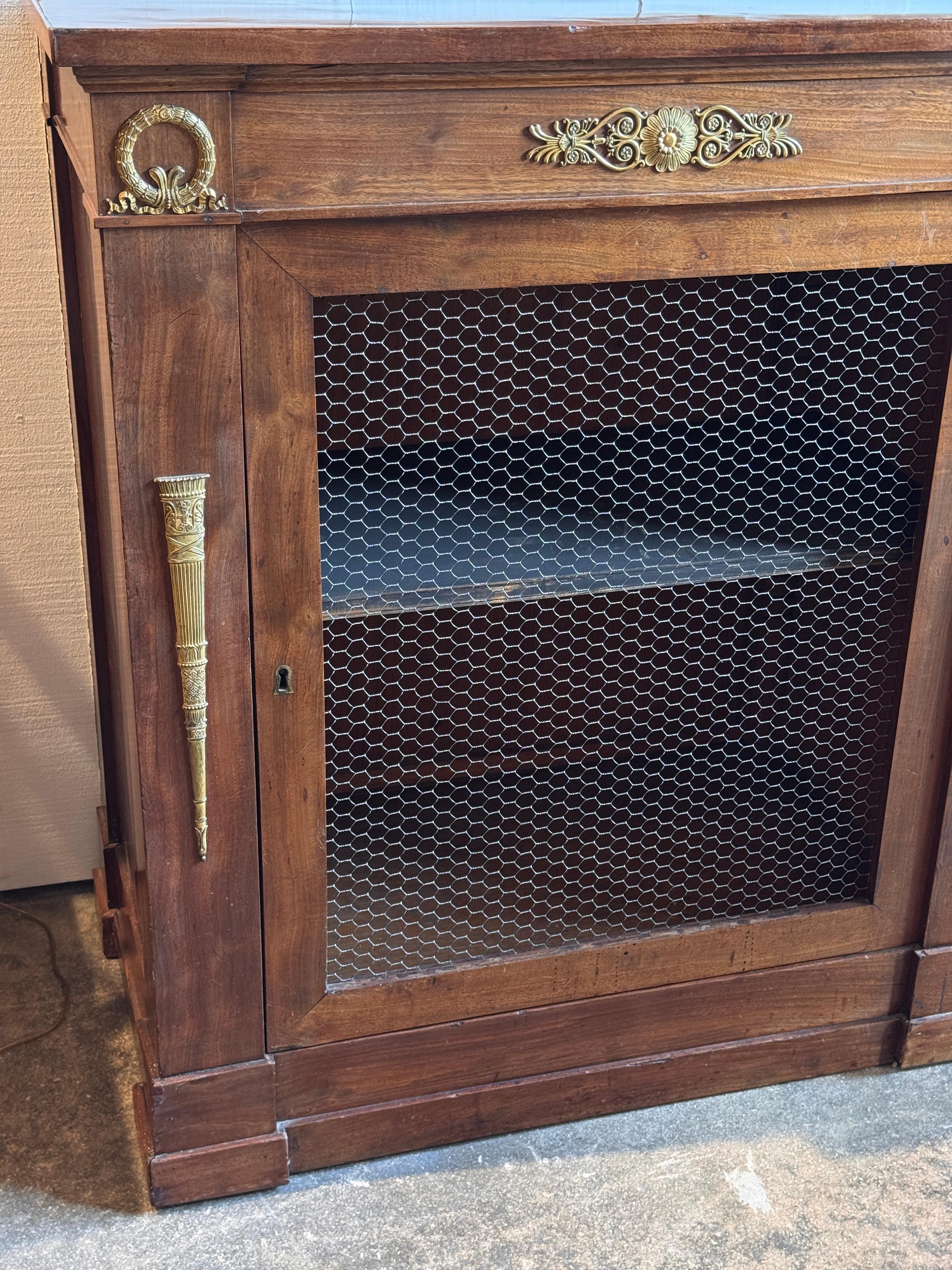 Credenza Impero con montature in bronzo dorato In condizioni buone in vendita a Charlottesville, VA