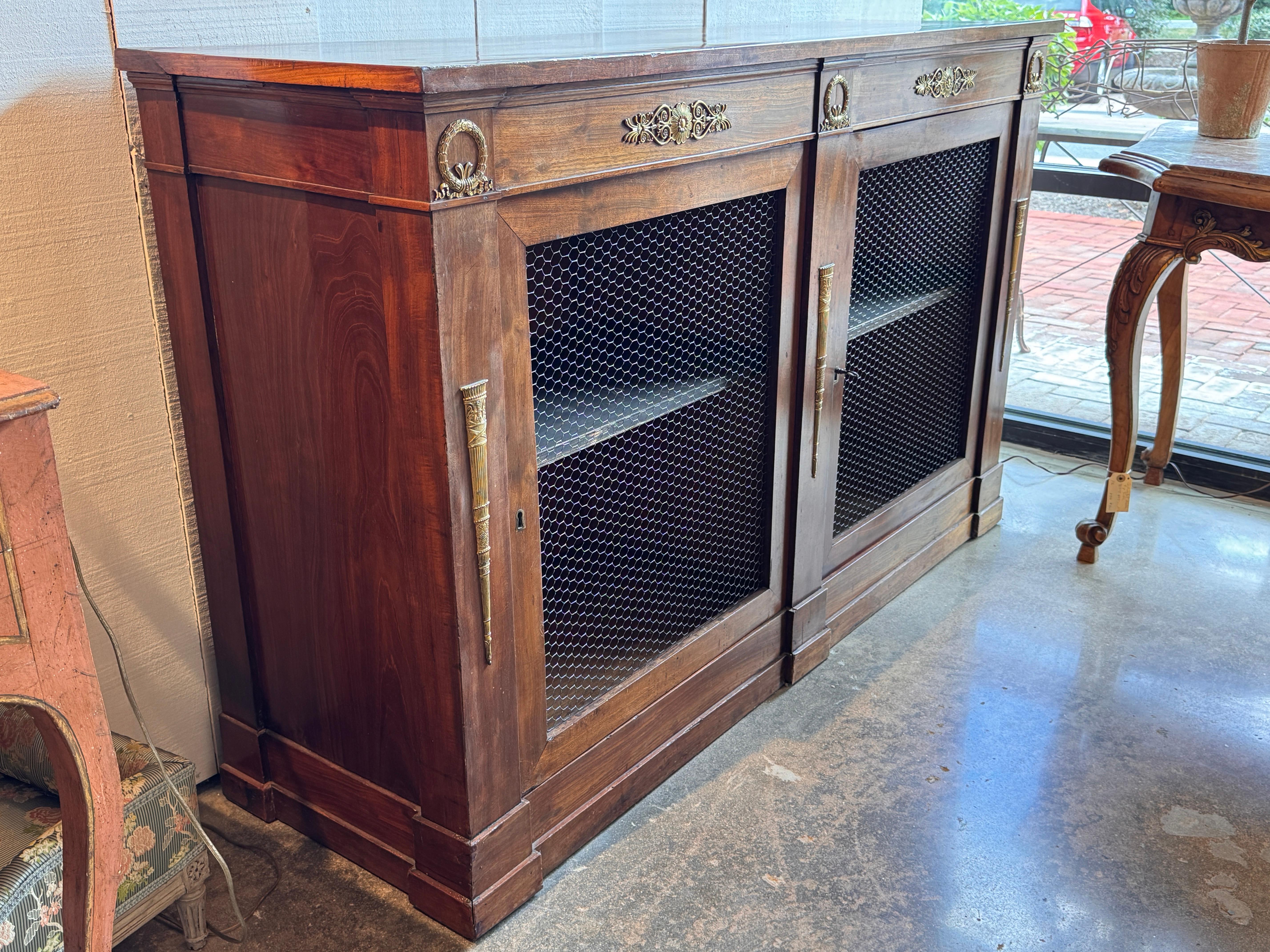 Mogano Credenza Impero con montature in bronzo dorato in vendita