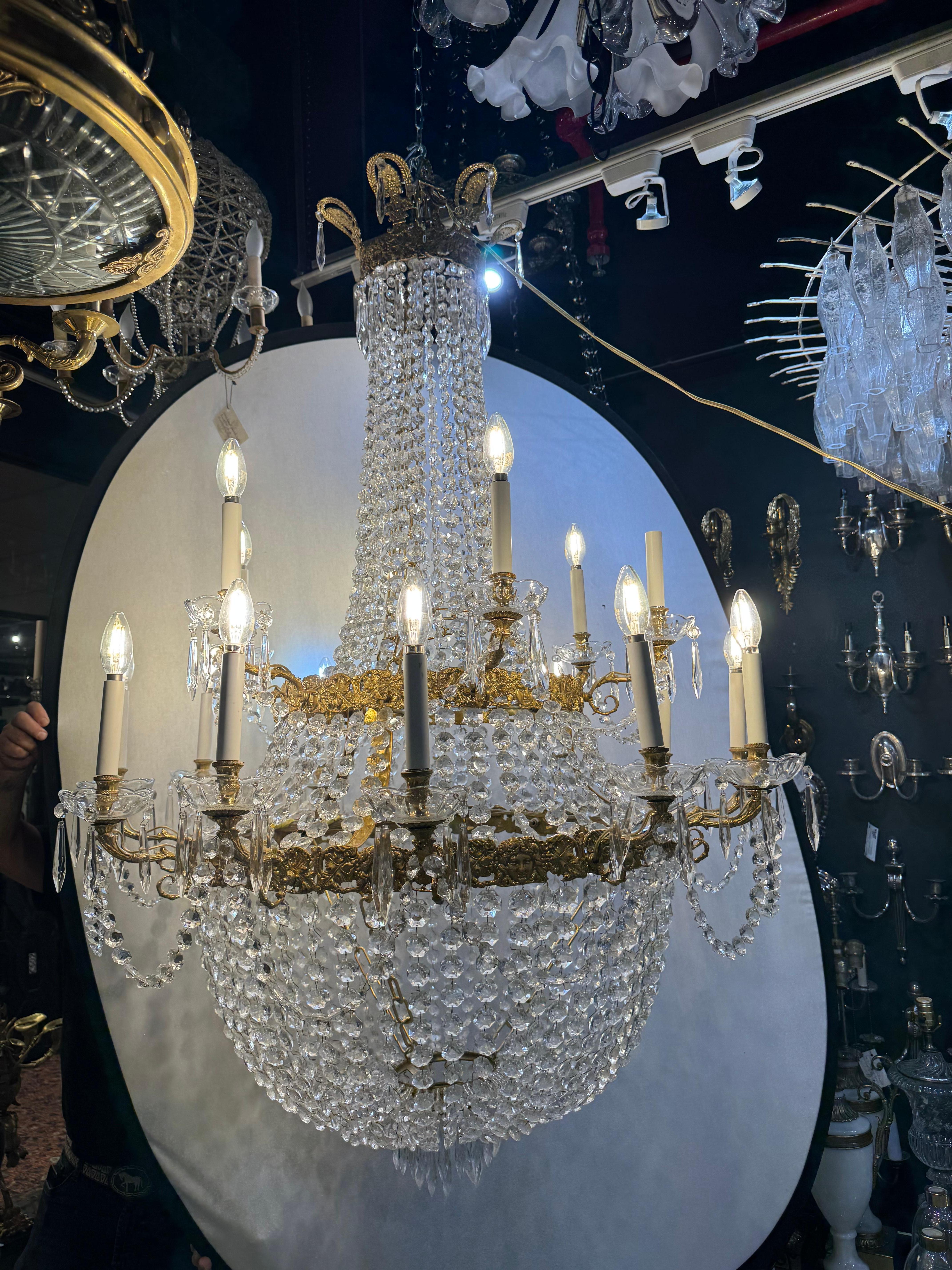 A  Lampadario a 18 luci in stile Impero francese degli anni '50. Doratura e patina originali.