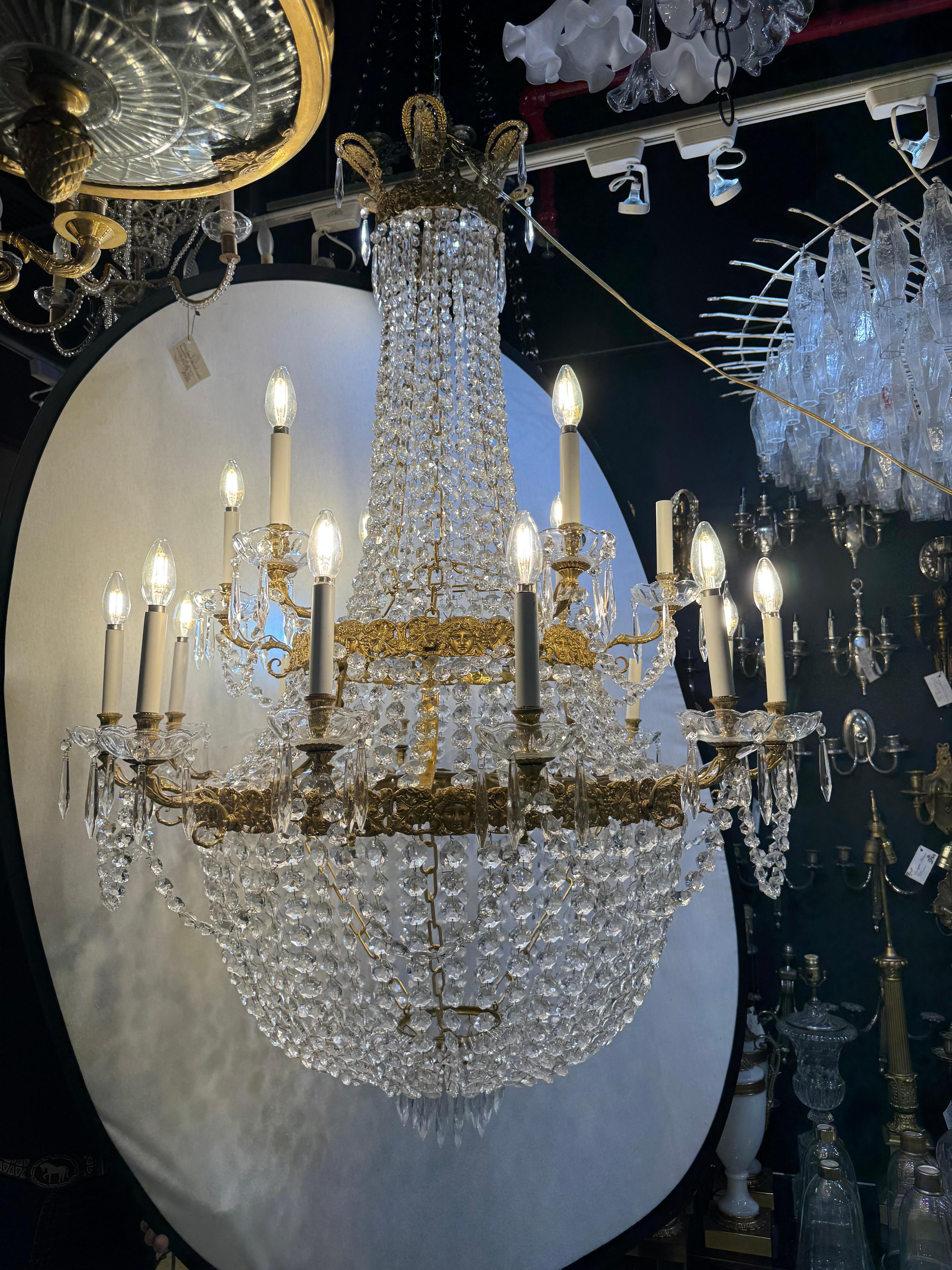 Lampadario impero in cristallo a 18 luci In condizioni buone in vendita a New York, NY