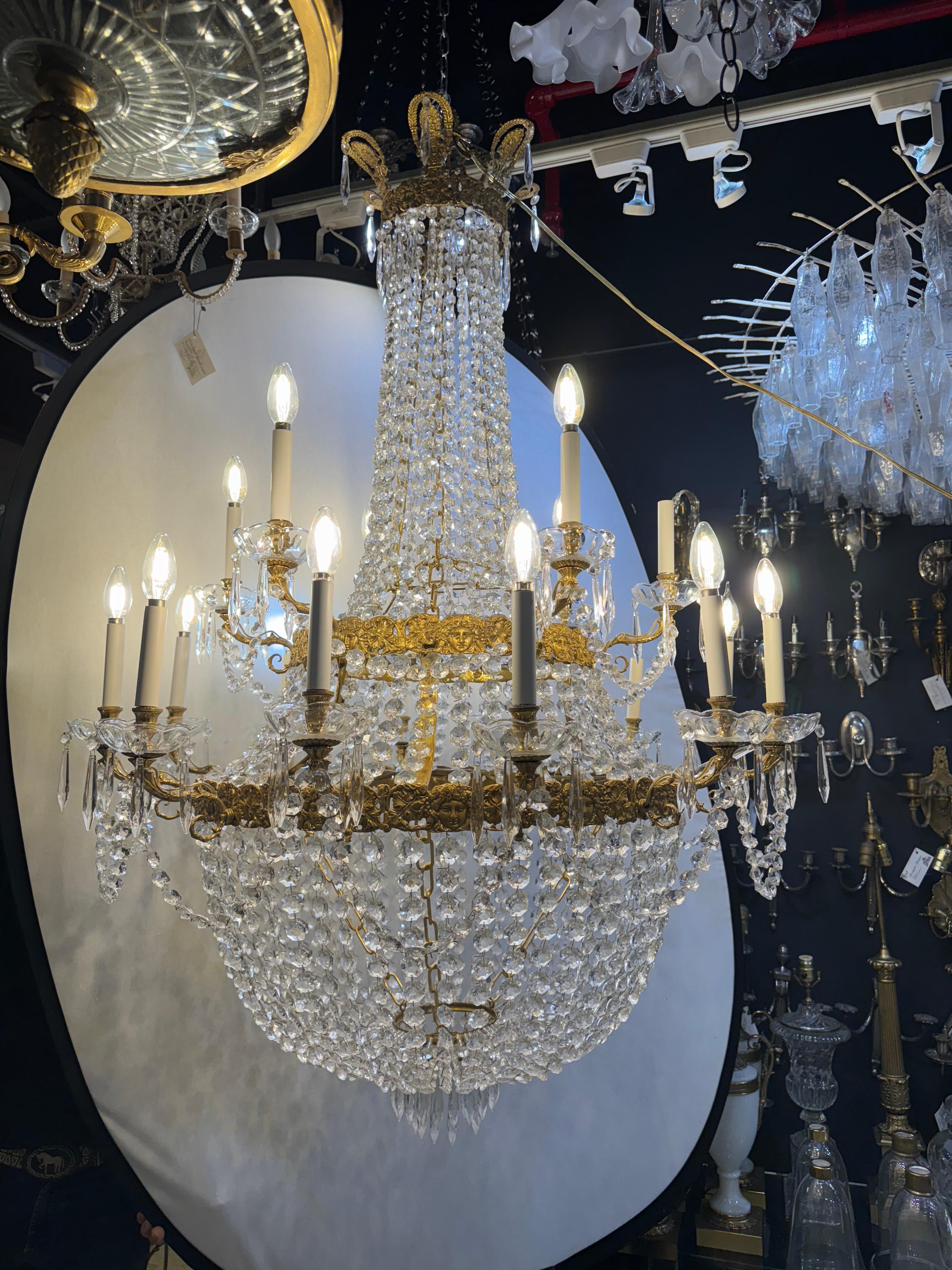 Metà XX secolo Lampadario impero in cristallo a 18 luci in vendita