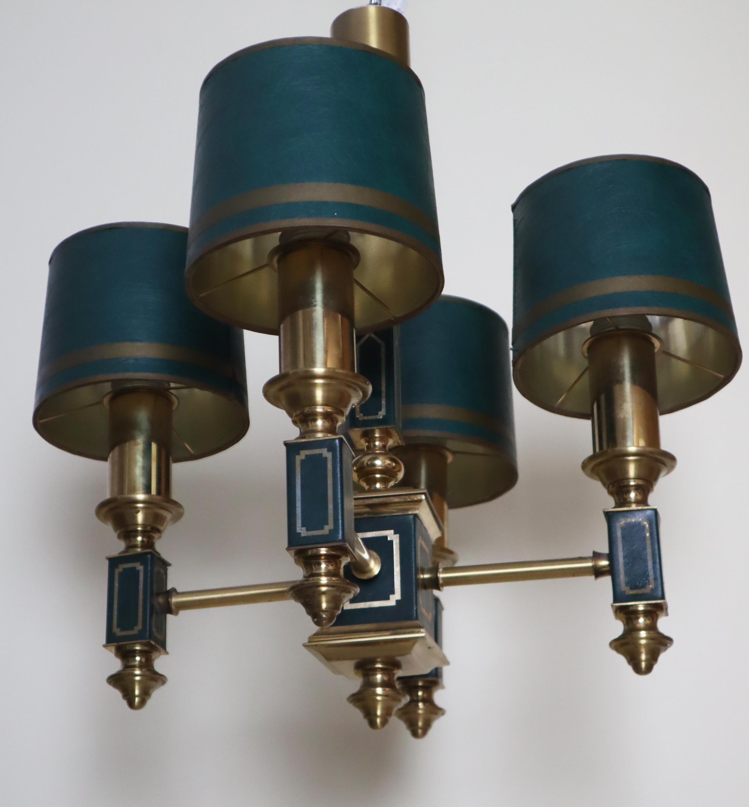 Lampadario impero a quattro bracci di colore verde scuro in pelle e ottone, Francia anni '60 in vendita 2