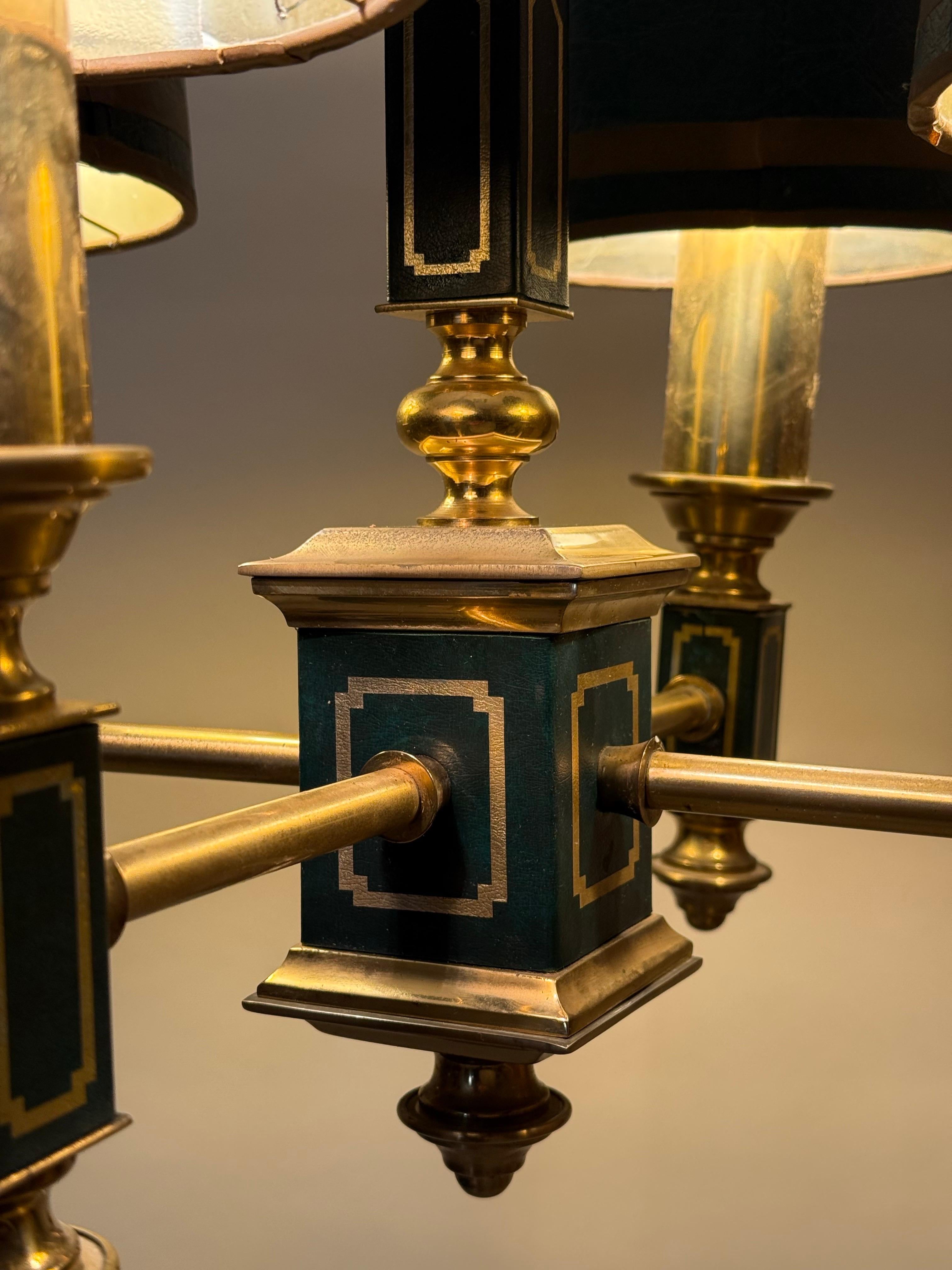 Questo delizioso lampadario francese è stato ritrovato in una villa costruita alla fine degli anni Cinquanta. L'artigianato, bellissimo e di alta qualità, è impressionante. I paralumi sono realizzati in metallo e poi rivestiti in pelle verde scuro