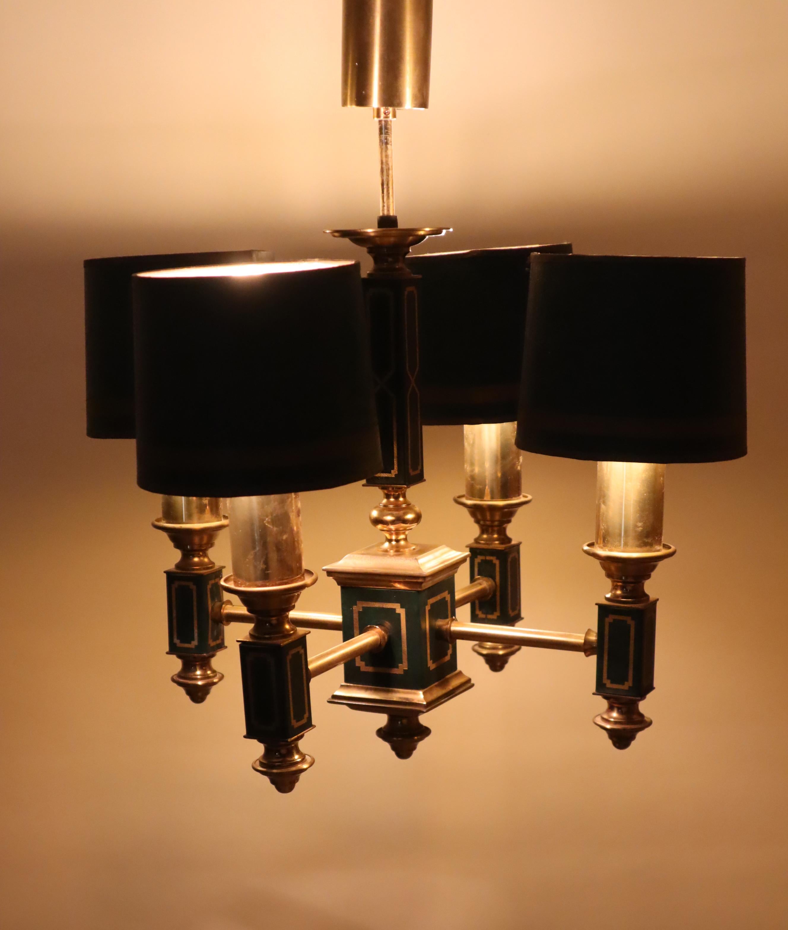 Fatto a mano Lampadario impero a quattro bracci di colore verde scuro in pelle e ottone, Francia anni '60 in vendita