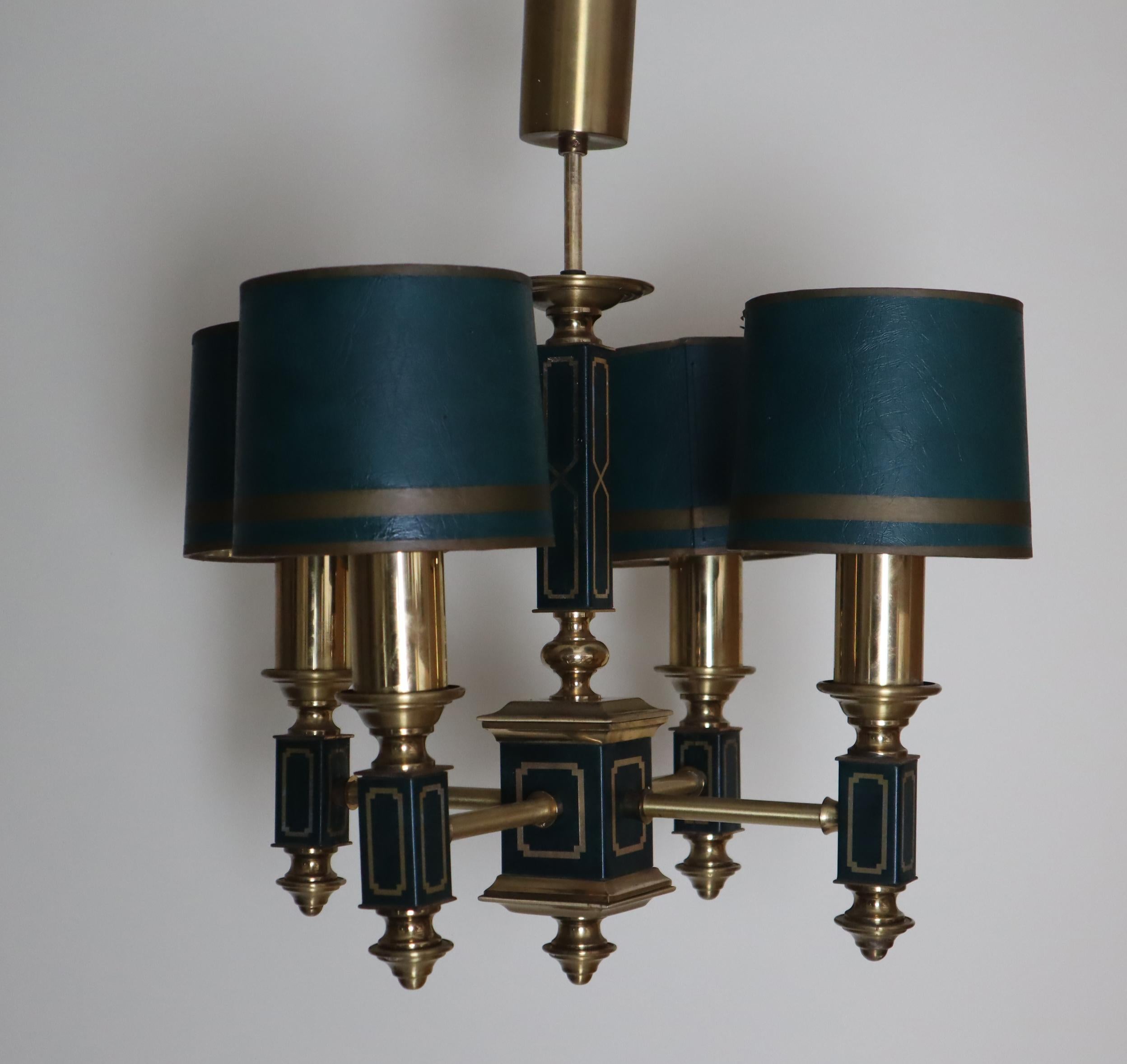 Metà XX secolo Lampadario impero a quattro bracci di colore verde scuro in pelle e ottone, Francia anni '60 in vendita