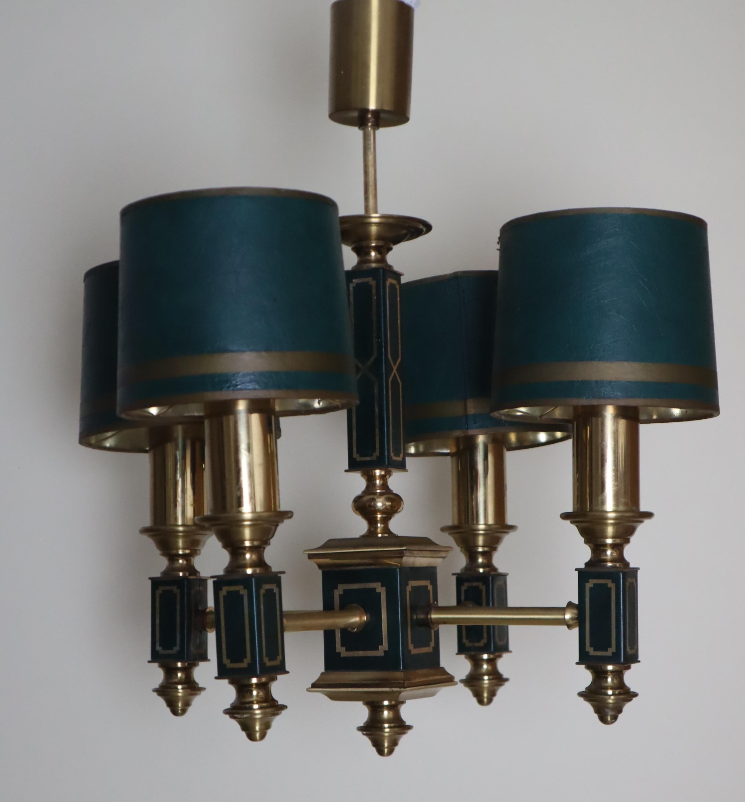 Lampadario impero a quattro bracci di colore verde scuro in pelle e ottone, Francia anni '60 in vendita 1