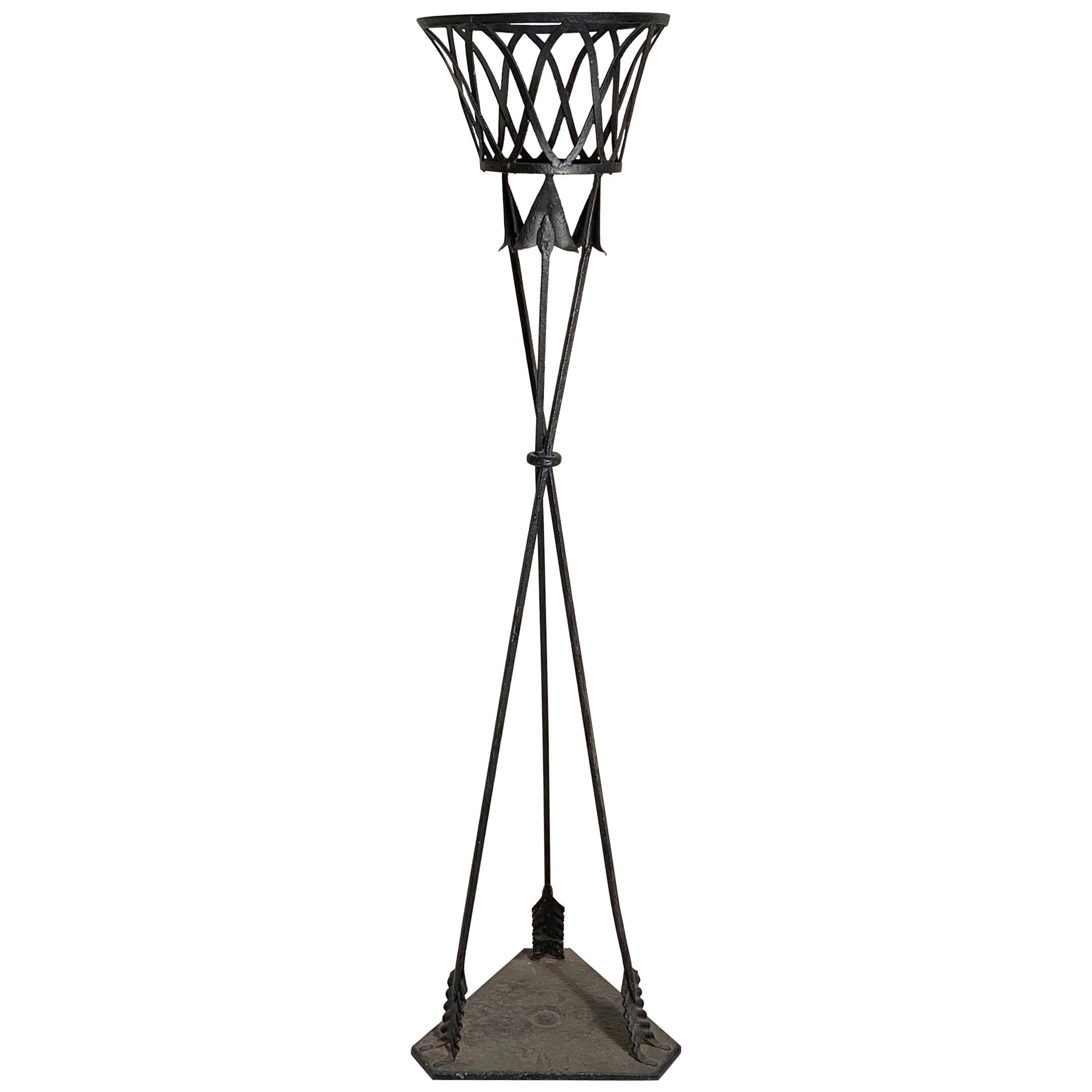 Jardinière ancienne de style Empire Déco en métal avec support de flèche en tôle en vente