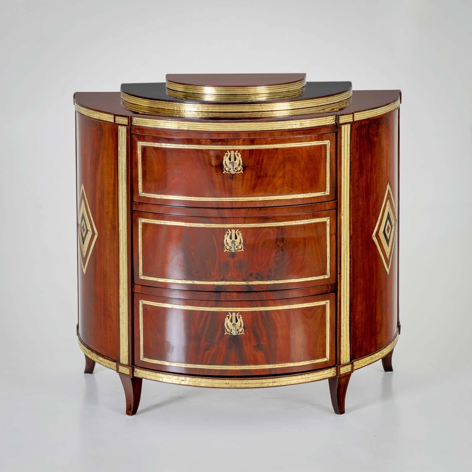 Stile impero Cassettiera Empire Demi Lune, Stati baltici, inizio XIX secolo in vendita