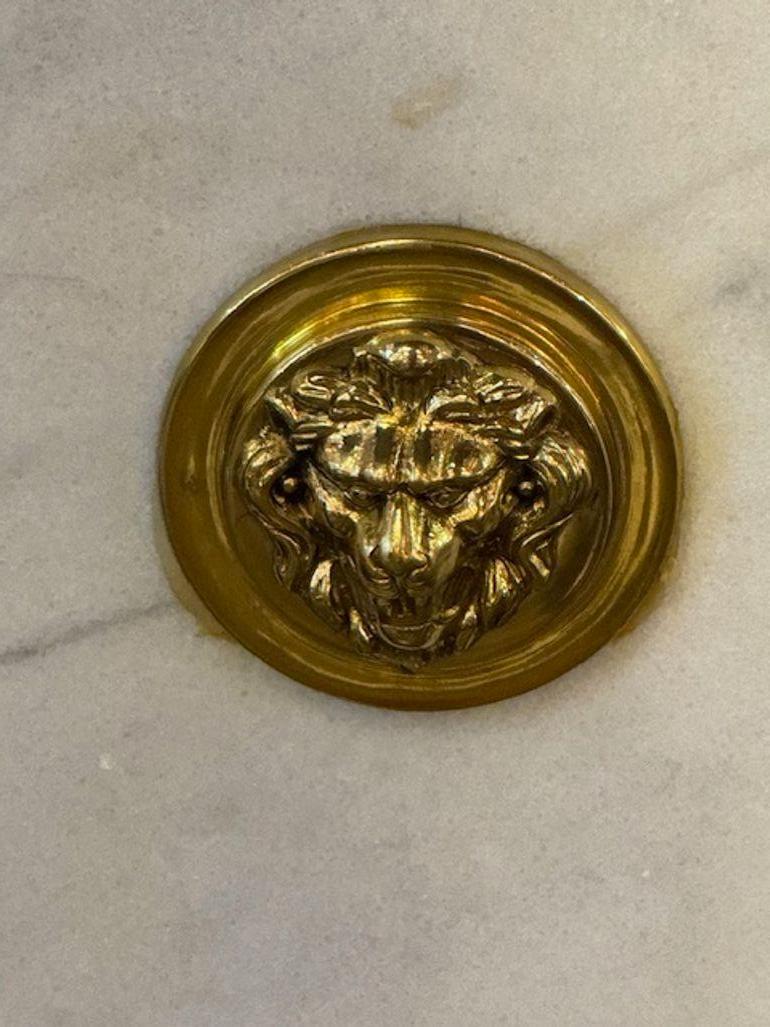 Beeindruckender Sockel im kontinentalen Empire-Design aus Carrara-Marmor und vergoldeter Bronze nach Maison Jansen. Perfekt für die Übergangsgestaltung von heute. 47,5 