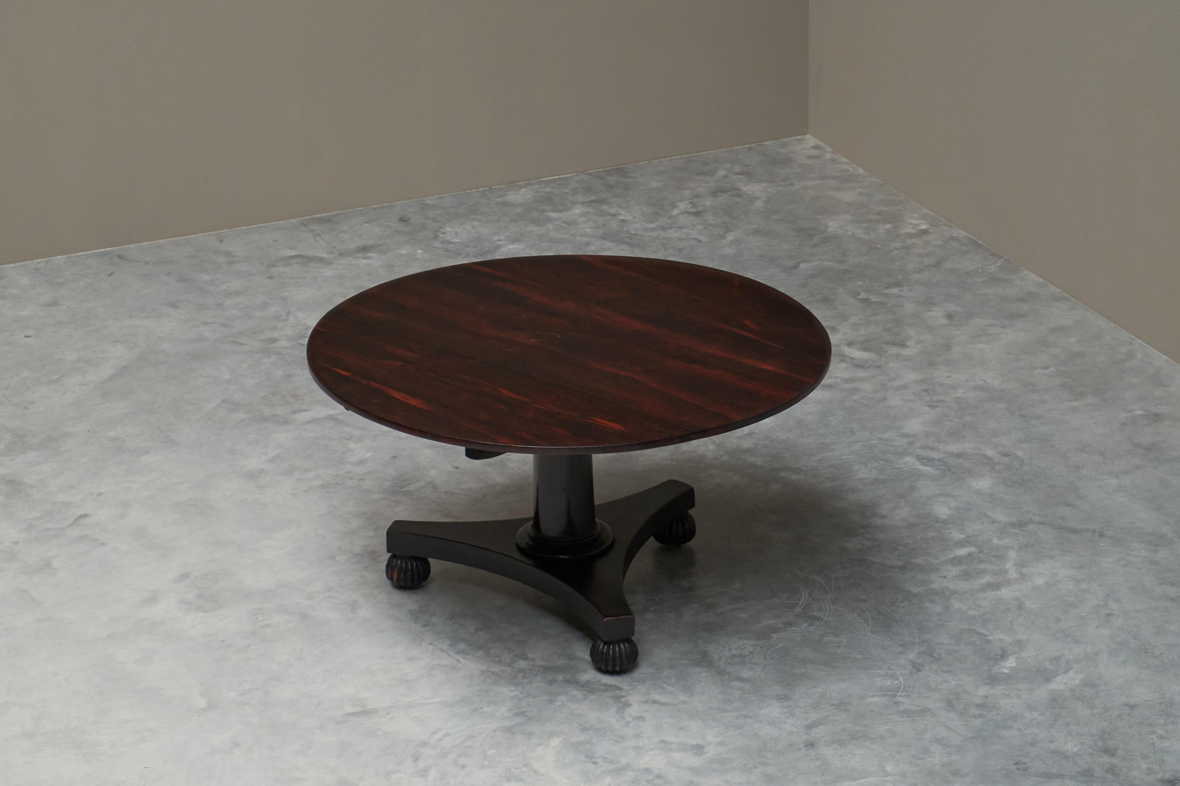 Mesa de comedor o centro imperio en chapa de palisandro, S. XIX.

Se trata de una mesa de comedor/centro de estilo Imperio del siglo XIX, muy elegante y grande, con tablero de expresiva chapa de palisandro.

Maravilloso diseño sencillo pero muy